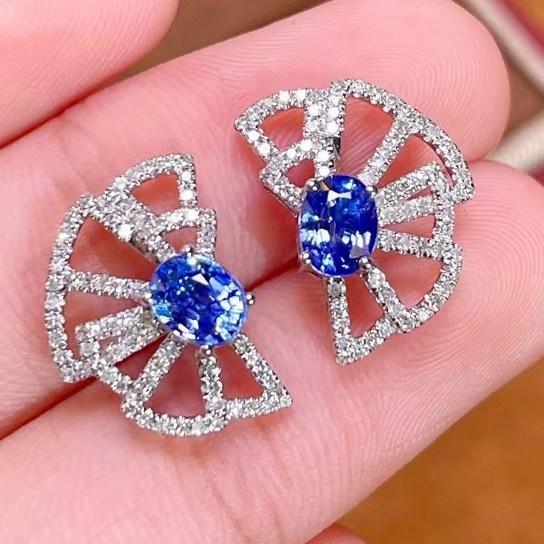 14k Gold 1 Ct Natural Sapphire & Diamond Earrings: Ref:231067137 // gold content:14k gold // main gemstone:sapphire // shape:oval // carat weight:1ct // color:blue // treatment:natural // // adjacent gemstone 2 : diamond // number of stones:144 //