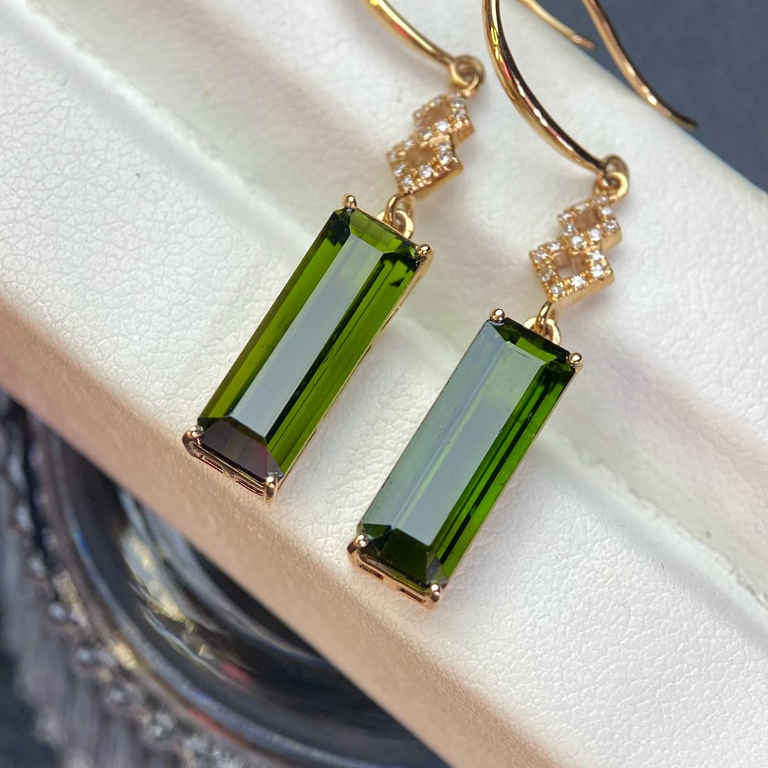 14k Gold 6.05 Ct Natural Tourmaline & Diamond Earrings: Ref:231067171 // gold content:14k gold // main gemstone:tourmaline // shape:octagonal // carat weight:6. 05ct // color:green // treatment:natural // // adjacent gemstone 2 : diamond // number of stone
