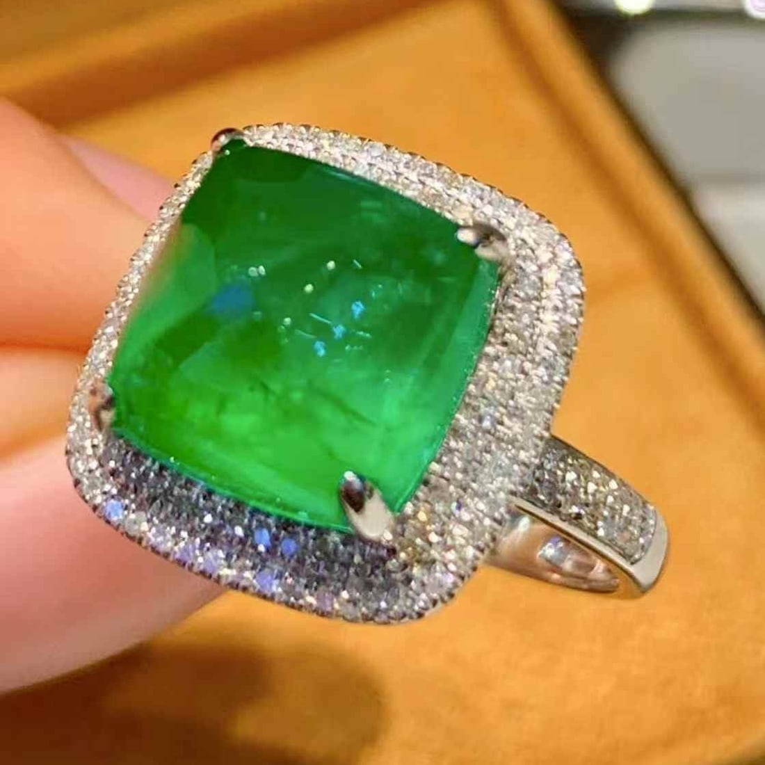 14k Gold 6 Ct Vivid Green Natural Emerald & Diamond Ring - 4
