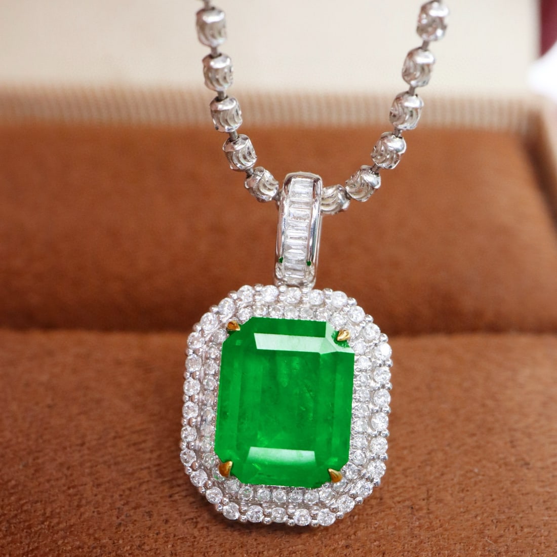 14k Gold 2.41 Ctw Vivid Green Natural Emerald & Diamond Pendant( Without Chain ): Ref:231067185 // gold content:14k gold // main gemstone:emerald // shape:octagonal // carat weight:2. 10ct // color:vivid green // treatment:natural // // adjacent gemstone 2 : diamond //