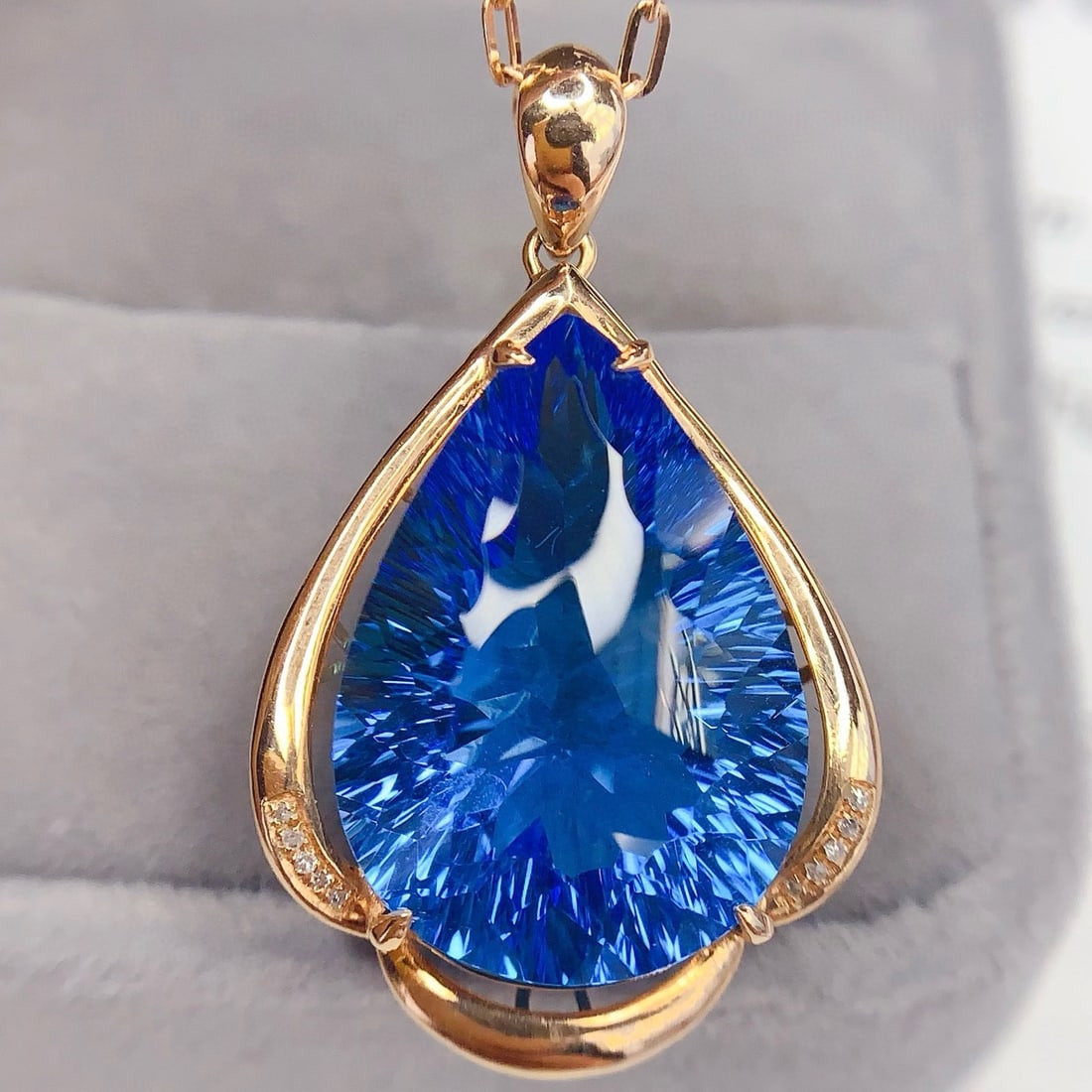 14k Gold 21 Ct Natural Topaz & Diamond Pendant( Without Chain ): Ref:231067201 // gold content:14k gold // main gemstone:topaz // shape:pear // carat weight:21ct // color:blue // treatment:natural // // adjacent gemstone 2 : diamond // number of stones:10 //