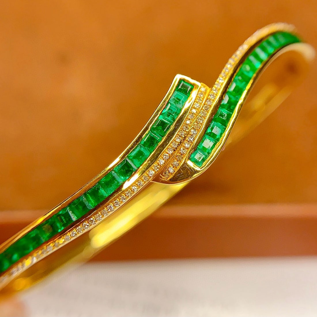 14k Gold 4 Ct Vivid Green Natural Emerald & Diamond Bangle: Ref:231067218 // gold content:14k gold // main gemstone:emerald // shape:square // carat weight:4ct // color:vivid green // treatment:natural // // adjacent gemstone 2 : diamond // number of