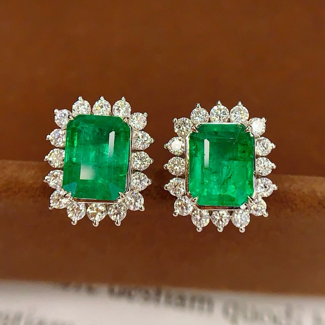 14k Gold 2.76 Ct Vivid Green Natural Emerald & Diamond Earrings: Ref:231067219 // gold content:14k gold // main gemstone:emerald // shape:octagonal // carat weight:2. 76ct // color:vivid green // treatment:natural // // adjacent gemstone 2 : diamond // number of