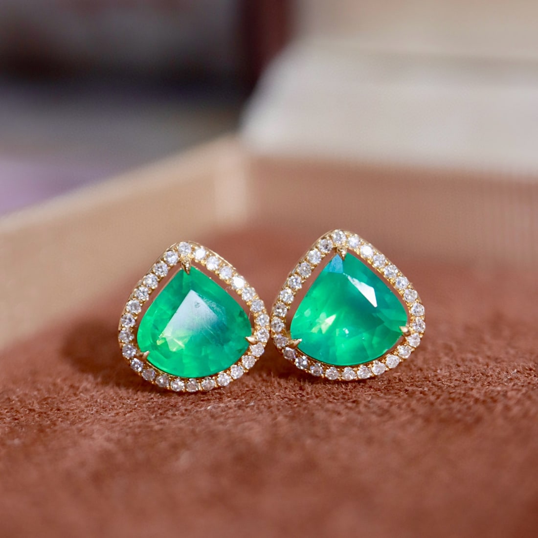 14k Gold 1.97 Ctw Natural Emerald & Diamond Earrings: Ref:231067258 // gold content:14k gold // main gemstone:emerald // shape:pear // carat weight:1. 8ct // color:green // treatment:natural // // adjacent gemstone 2 : diamond // shape:round // carat