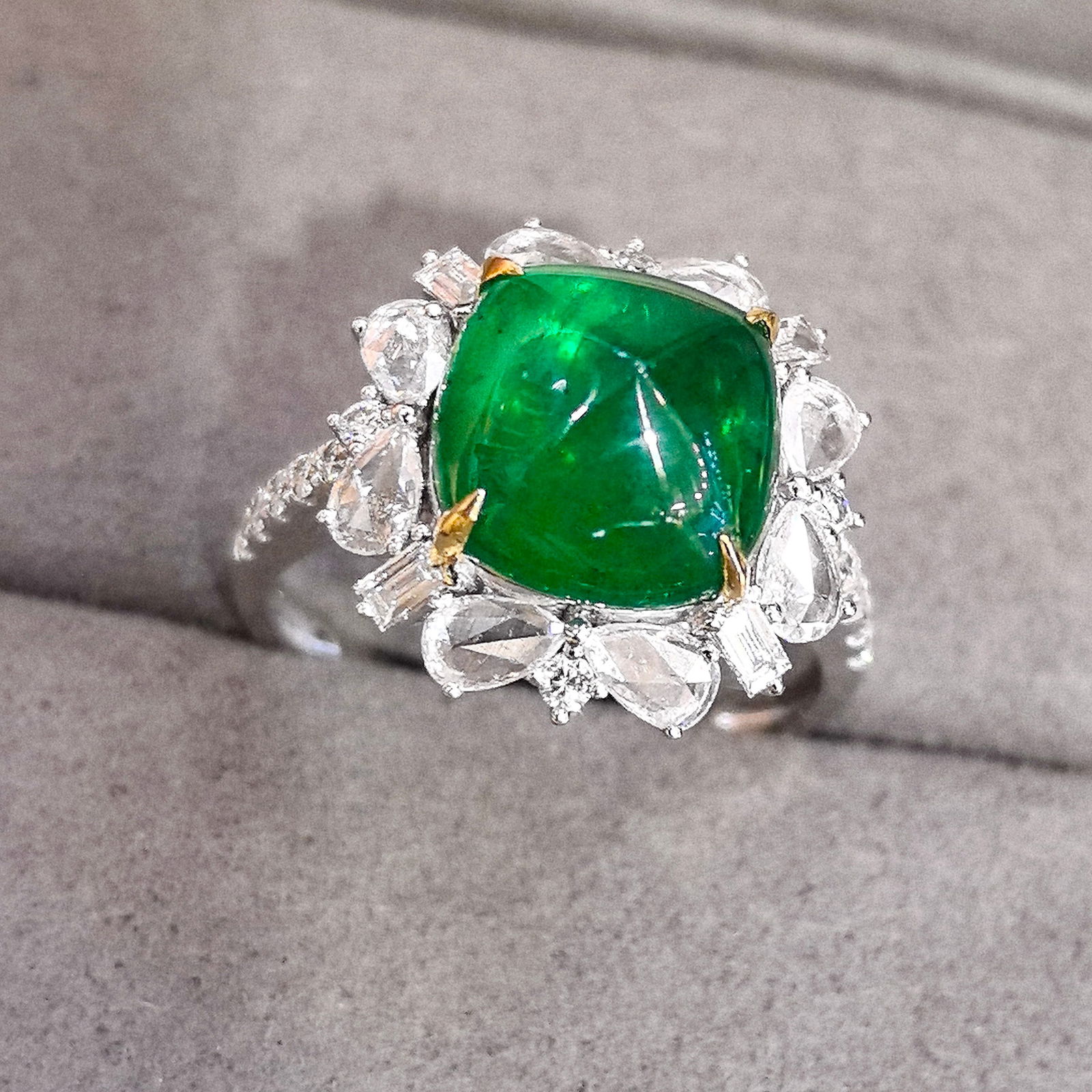 14k Gold 5.45 Ctw Vivid Green Natural Emerald & Diamond Ring: Ref:231068045 // gold content:14k gold // ring size:7. 25us // // main gemstone:emerald // shape:sugar-loaf // carat weight:4. 51ct // color:vivid green // treatment:natural // // adjacent gemstone 2