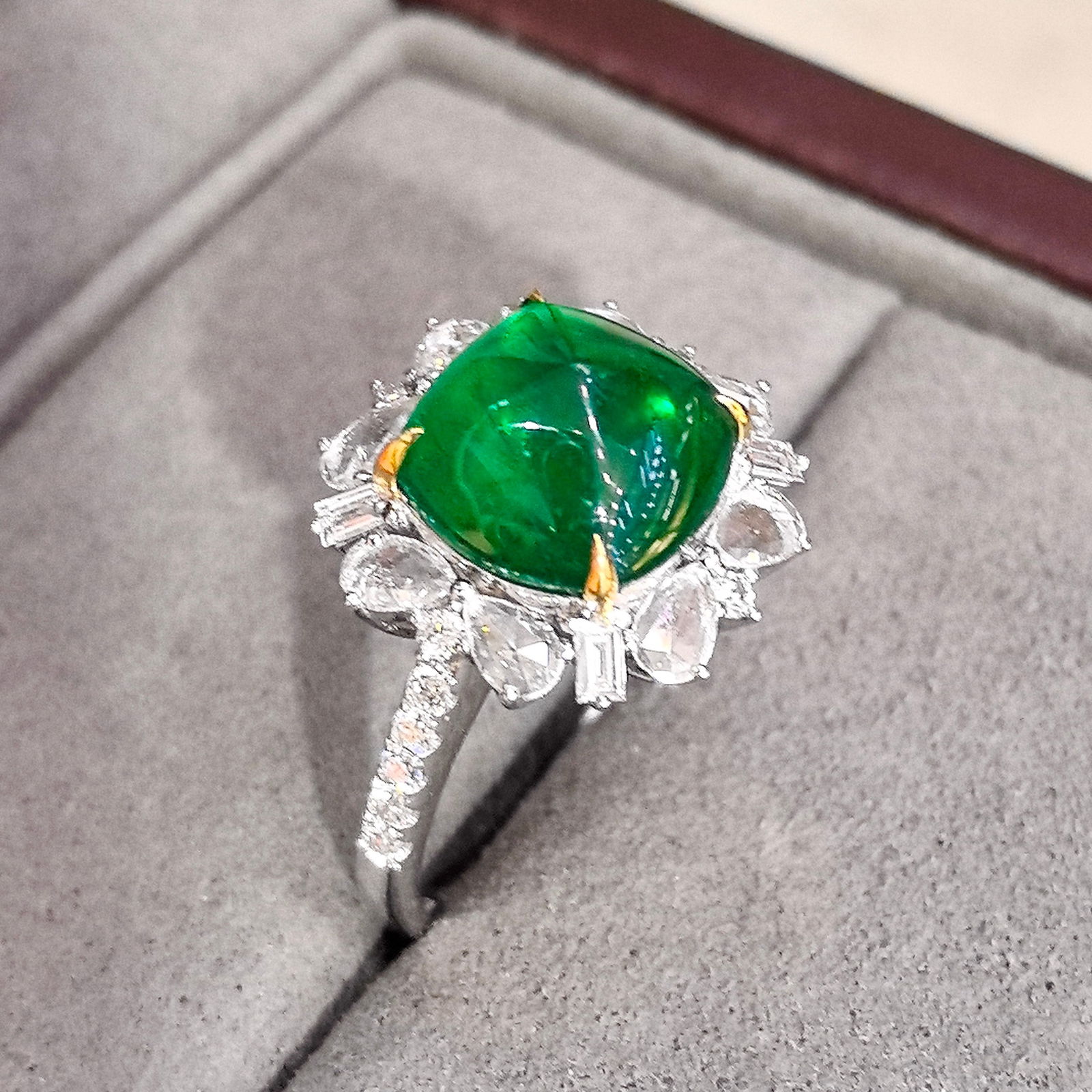 14k Gold 5.45 Ctw Vivid Green Natural Emerald & Diamond Ring - 2