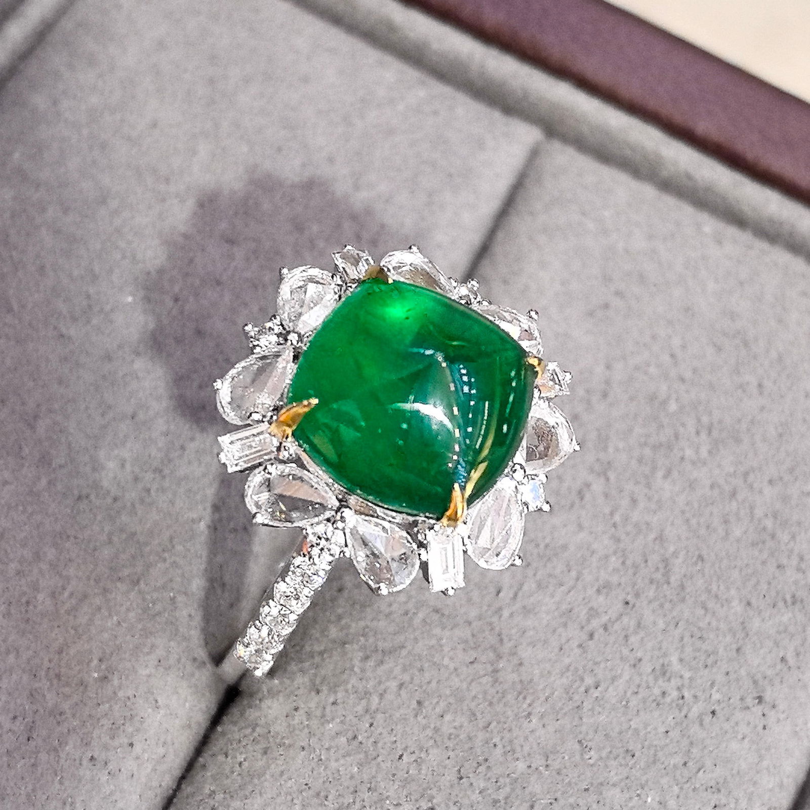 14k Gold 5.45 Ctw Vivid Green Natural Emerald & Diamond Ring - 3