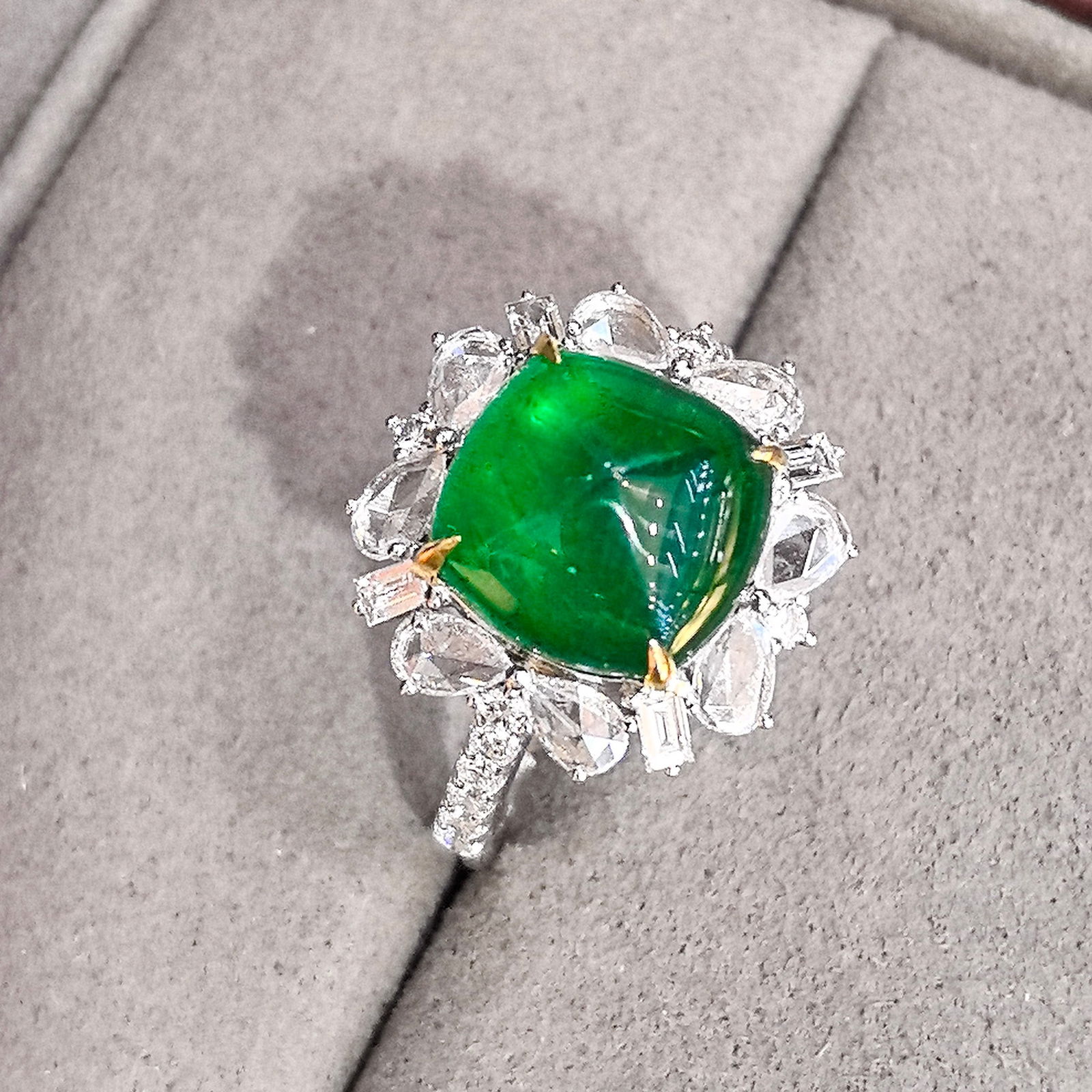 14k Gold 5.45 Ctw Vivid Green Natural Emerald & Diamond Ring - 4