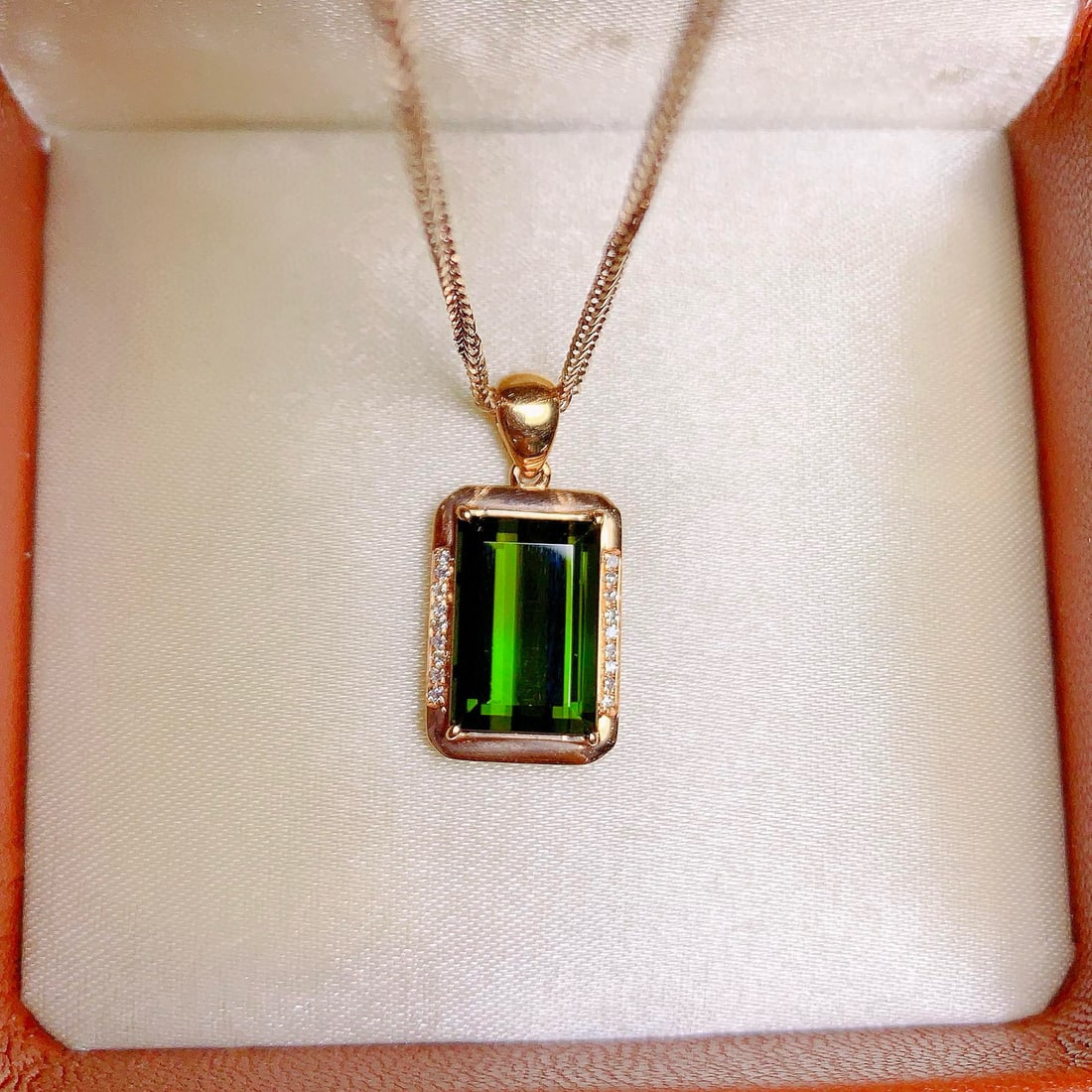 14k Gold 4.25 Ctw Natural Tourmaline & Diamond Pendant( Without Chain ): Ref:231068058 // gold content:14k gold // main gemstone:tourmaline // shape:octagonal // carat weight:4. 2ct // color:green // treatment:natural // // adjacent gemstone 2 : diamond // number of