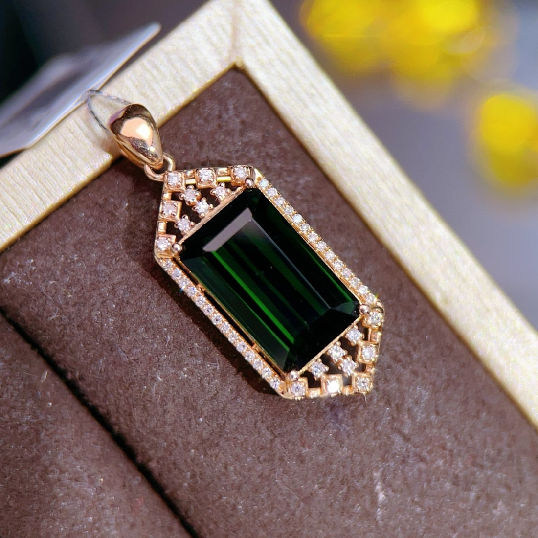 14k Gold 4.97 Ctw Natural Tourmaline & Diamond Pendant( Without Chain ): Ref:231068085 // gold content:14k gold // main gemstone:tourmaline // shape:octagonal // carat weight:4. 8ct // color:green // treatment:natural // // adjacent gemstone 2 : diamond // number of