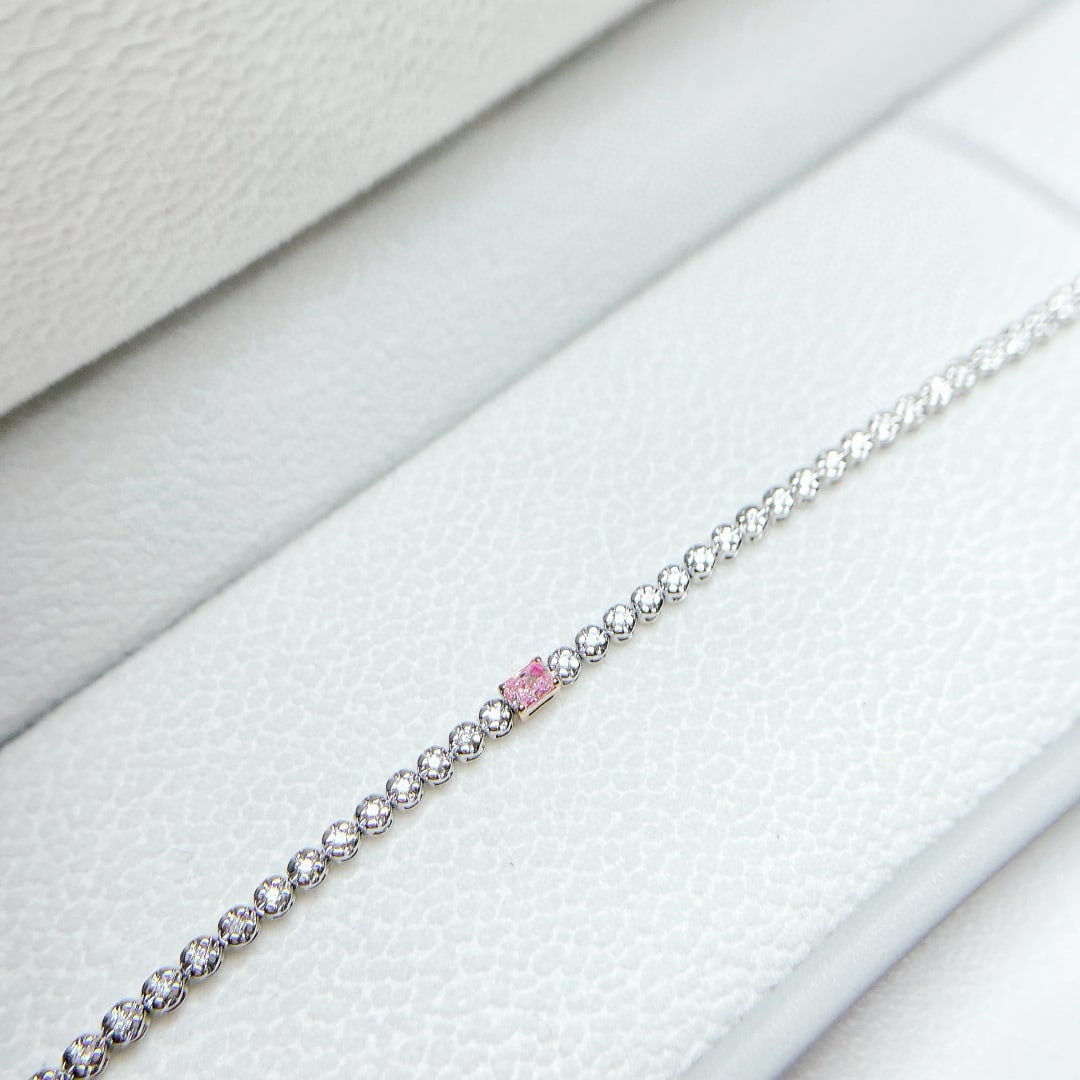 14k Gold 0.61 Ctw Natural Pink Diamond & Diamond Bracelet: Ref:231068102 // gold content:14k gold // main gemstone:pink diamond // shape:radiant // carat weight:0. 15ct // color:pink // treatment:natural // // adjacent gemstone 2 : diamond // shape:round