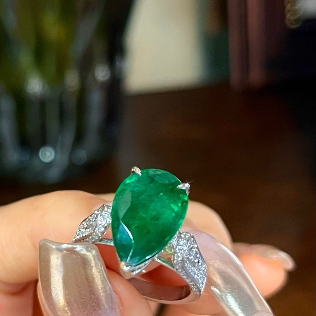 14k Gold 6.14 Ctw Vivid Green Natural Emerald & Diamond Ring: Ref:231068143 // gold content:14k gold // ring size:7. 25us // // main gemstone:emerald // shape:pear // carat weight:5. 43ct // color:vivid green // treatment:natural // // adjacent gemstone 2 :