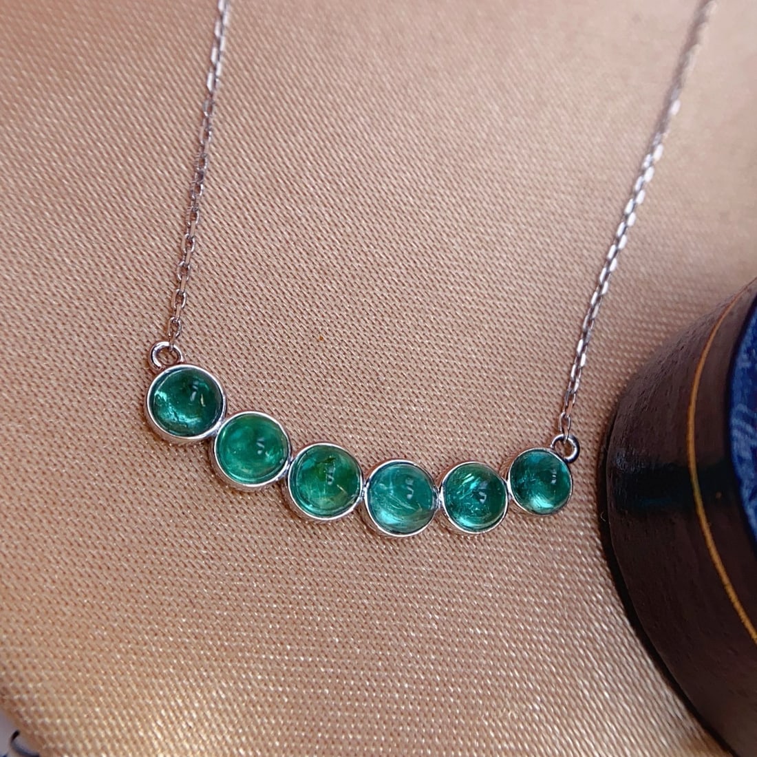 14k Gold 2.00 Ct Natural Emerald Necklace (1 of 4)