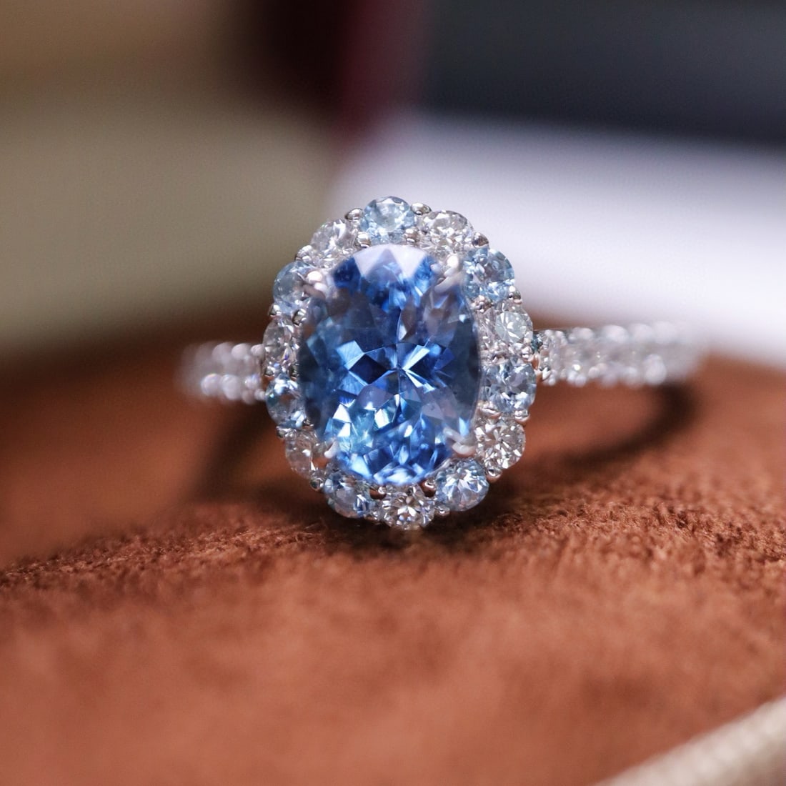 14k Gold 1.43 Ctw Natural Aquamarine & Diamond Ring: Ref:231068147 // gold content:14k gold // ring size:7. 25us // // main gemstone:aquamarine // shape:oval // carat weight:1. 07ct // color:santa maria color // treatment:natural // // adjacent gemstone