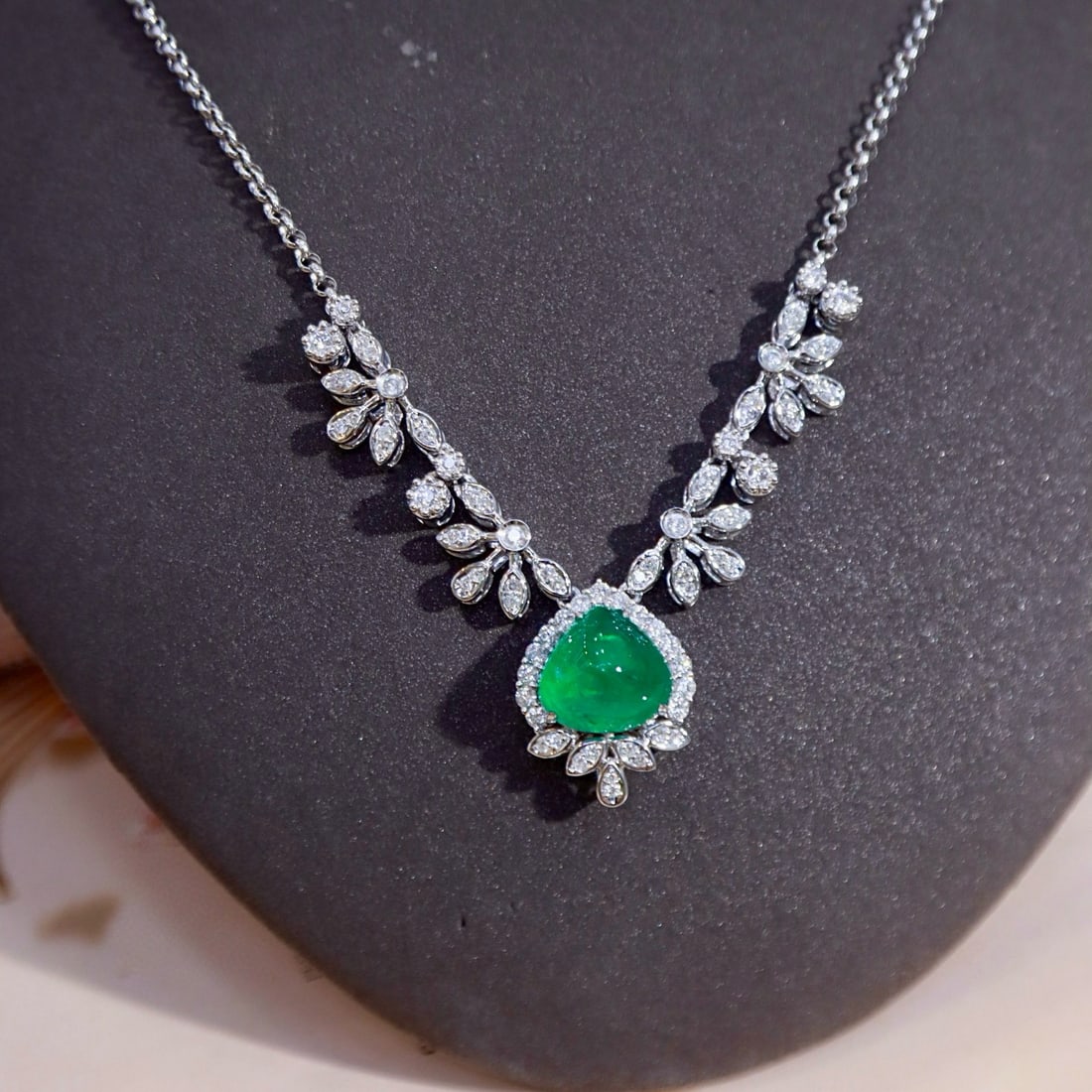 14k Gold 4.08 Ctw Vivid Green Natural Emerald & Diamond Necklace: Ref:231068155 // gold content:14k gold // main gemstone:emerald // shape:pear // carat weight:3. 46ct // color:vivid green // treatment:natural // // adjacent gemstone 2 : diamond // shape:round //