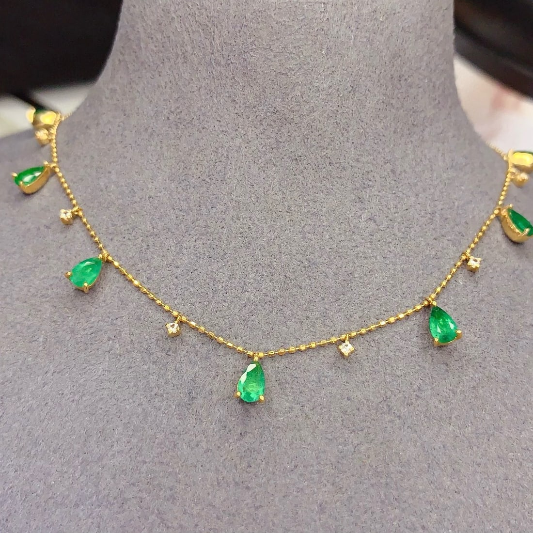 14k Gold 2.15 Ct Vivid Green Natural Emerald & Sapphire Necklace: Ref:231068170 // gold content:14k gold // main gemstone:emerald // shape:pear // carat weight:2. 15ct // color:vivid green // treatment:natural // // adjacent gemstone 2 : sapphire // number of