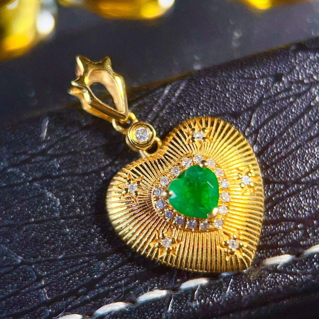 14k Gold 0.55 Ct Vivid Green Natural Emerald & Diamond Pendant( Without Chain ): Ref:231068180 // gold content:14k gold // main gemstone:emerald // shape:heart // carat weight:0. 55ct // color:vivid green // treatment:natural // // adjacent gemstone 2 : diamond // number of stones