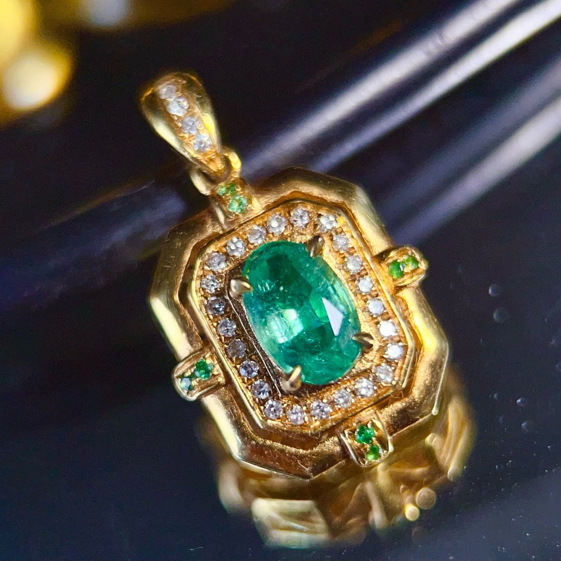 14k Gold 0.58 Ctw Natural Emerald & Diamond Pendant( Without Chain ): Ref:231068198 // gold content:14k gold // main gemstone:emerald // shape:oval // carat weight:0. 5ct // color:green // treatment:natural // // adjacent gemstone 2 : diamond // number of stones:28