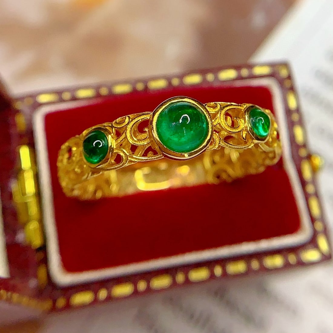 14k Gold 0.7 Ct Vivid Green Natural Emerald Ring: Ref:231068201 // gold content:14k gold // ring size:7. 25us // // main gemstone:emerald // shape:round // carat weight:0. 7ct // color:vivid green // treatment:natural // cut grade:g // Condition: