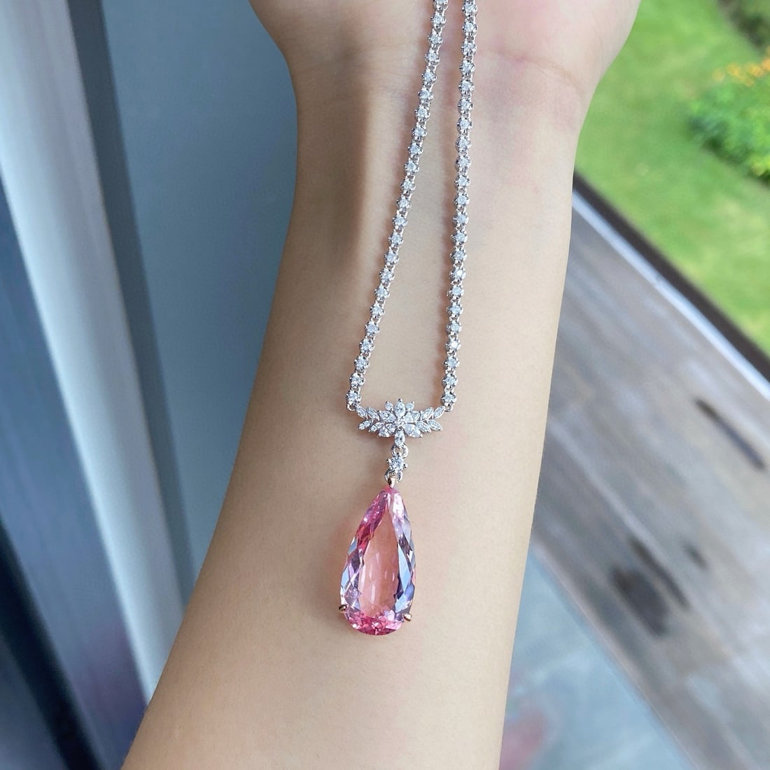 14k Gold 13.88 Ctw Natural Morganite & Diamond Necklace: Ref:231068221 // gold content:14k gold // main gemstone:morganite // shape:pear // carat weight:11. 01ct // color:pink // treatment:natural // // adjacent gemstone 2 : diamond // shape:multiply //