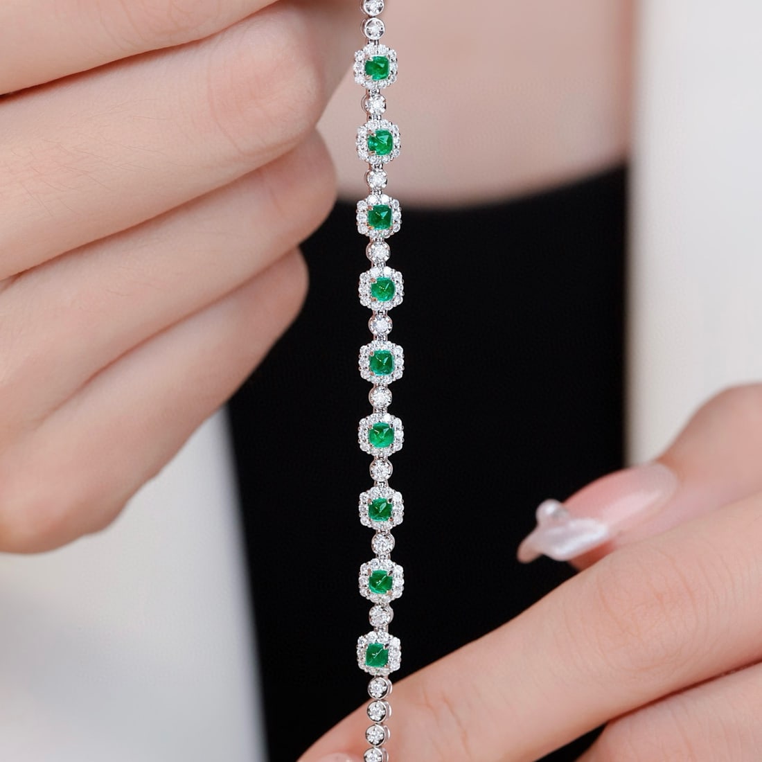 14k Gold 2.13 Ctw Vivid Green Natural Emerald & Diamond Bracelet: Ref:231068267 // gold content:14k gold // main gemstone:emerald // shape:sugar-loaf // carat weight:1. 05ct // color:vivid green // treatment:natural // // adjacent gemstone 2 : diamond //