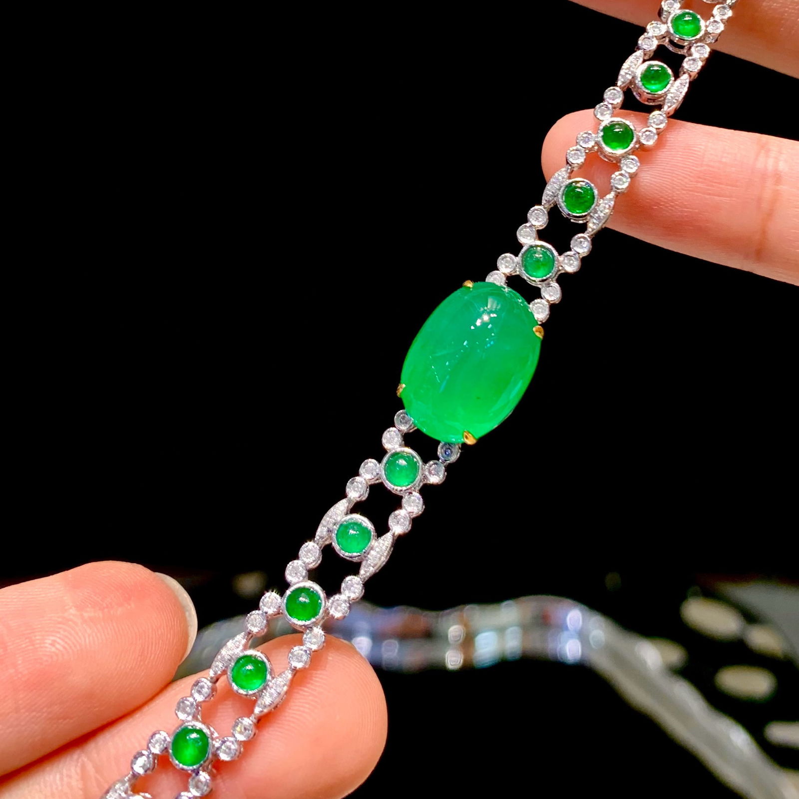 14k Gold 9.1 Ct Natural Emerald & Diamond Bracelet: Ref:231068271 // gold content:14k gold // main gemstone:emerald // shape:oval // carat weight:9. 1ct // color:green // treatment:natural // // adjacent gemstone 2 : diamond // shape:round //