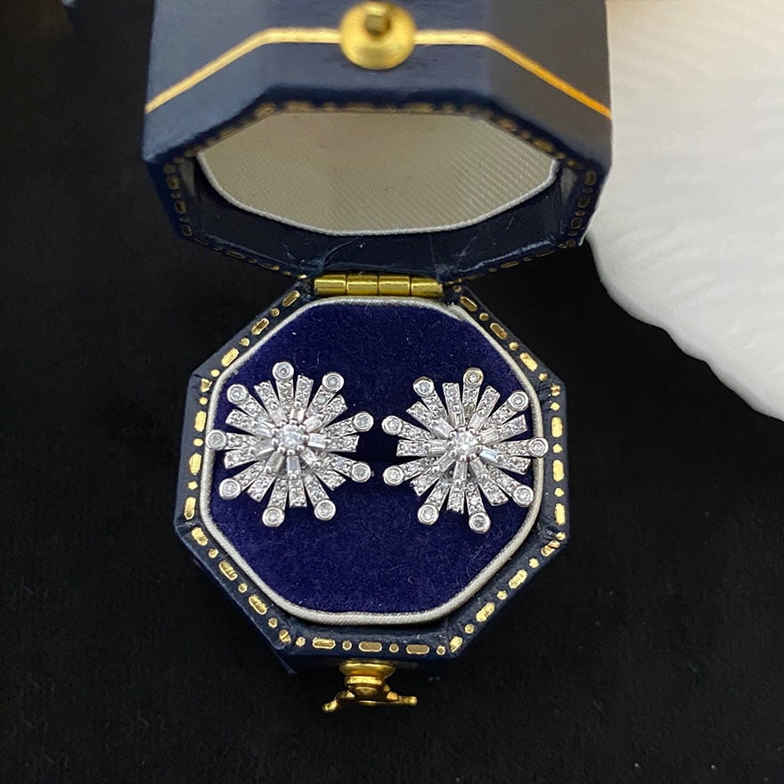 14k Gold 0.46 Ct Natural H Diamond Earrings: Ref:231068283 // gold content:14k gold // main gemstone:diamond // shape:multiply // carat weight:0. 46ct // clarity grade:vs-si // color:h // treatment:natural // Condition: NewLow Estimate: