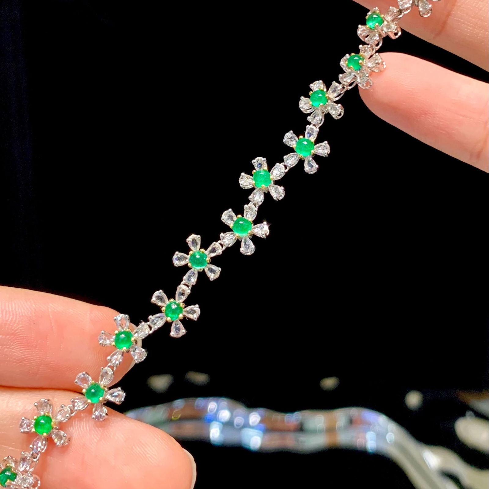 14k Gold 2.6 Ct Natural Emerald & Sapphire Bracelet: Ref:231068285 // gold content:14k gold // main gemstone:emerald // shape:round // carat weight:2. 6ct // color:green // treatment:natural // cut grade:g // // adjacent gemstone 2 : sapphire //