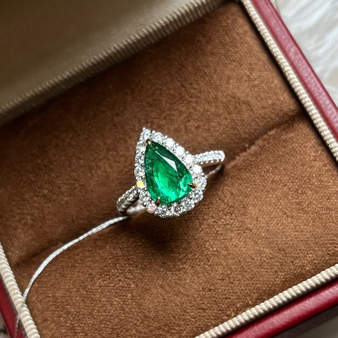 14k Gold 2.34 Ctw Vivid Green Natural Emerald & Diamond Ring: Ref:231068307 // gold content:14k gold // ring size:7. 25us // // main gemstone:emerald // shape:pear // carat weight:1. 79ct // color:vivid green // treatment:natural // // adjacent gemstone 2 : diam