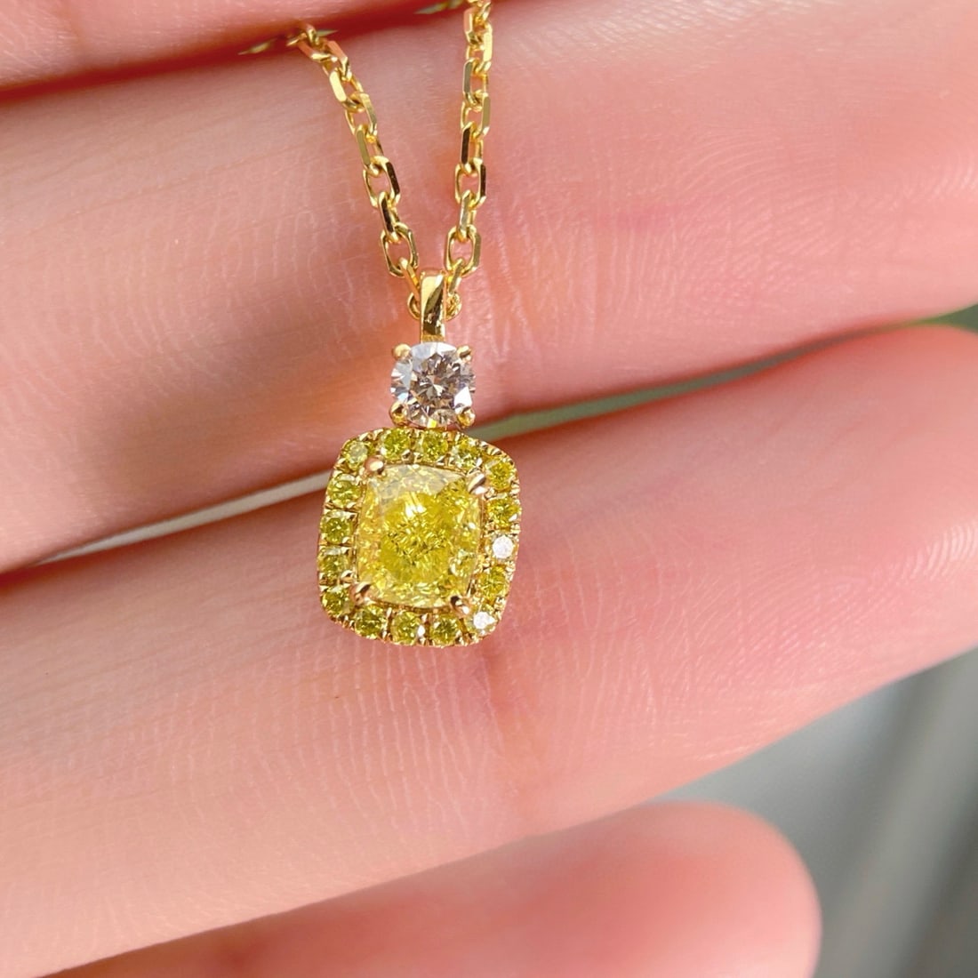 Gia Certified 14k Gold 0.69 Ctw Natural Yellow Diamond & Diamond Necklace: Ref:231068334 // gold content:14k gold // main gemstone:yellow diamond // certified:gia // shape:cushion // carat weight:0. 5ct // clarity grade:vs2 // color:yellow // treatment:natural //
