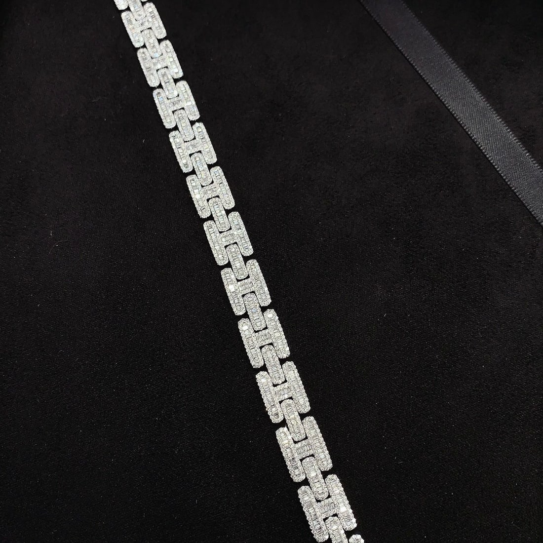 14k Gold 4.8 Ct Natural H Diamond Bracelet: Ref:231068347 // gold content:14k gold // main gemstone:diamond // shape:multiply // carat weight:4. 8ct // clarity grade:vs-si // color:h // treatment:natural // Condition: NewLow Estimate: