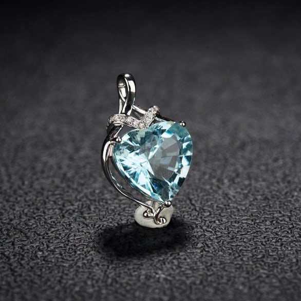 14k Gold 4.31 Ct Natural Aquamarine & Diamond Pendant( Without Chain ): Ref:231068362 // gold content:14k gold // main gemstone:aquamarine // shape:heart // carat weight:4. 31ct // color:blue // treatment:natural // // adjacent gemstone 2 : diamond // shape:round // clari