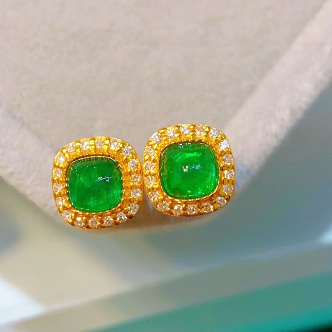 14k Gold 0.6 Ct Vivid Green Natural Emerald & Diamond Earrings: Ref:231068367 // gold content:14k gold // main gemstone:emerald // shape:sugar-loaf // carat weight:0. 6ct // color:vivid green // treatment:natural // // adjacent gemstone 2 : diamond // number of st