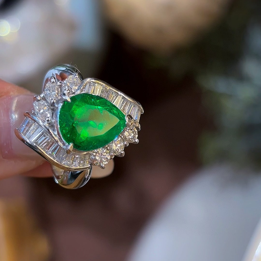 14k Gold 4.60 Ctw Vivid Green Natural Emerald & Diamond Ring: Ref:231068373 // gold content:14k gold // ring size:7. 25us // // main gemstone:emerald // shape:pear // carat weight:3. 29ct // color:vivid green // treatment:natural // // adjacent gemstone 2 :