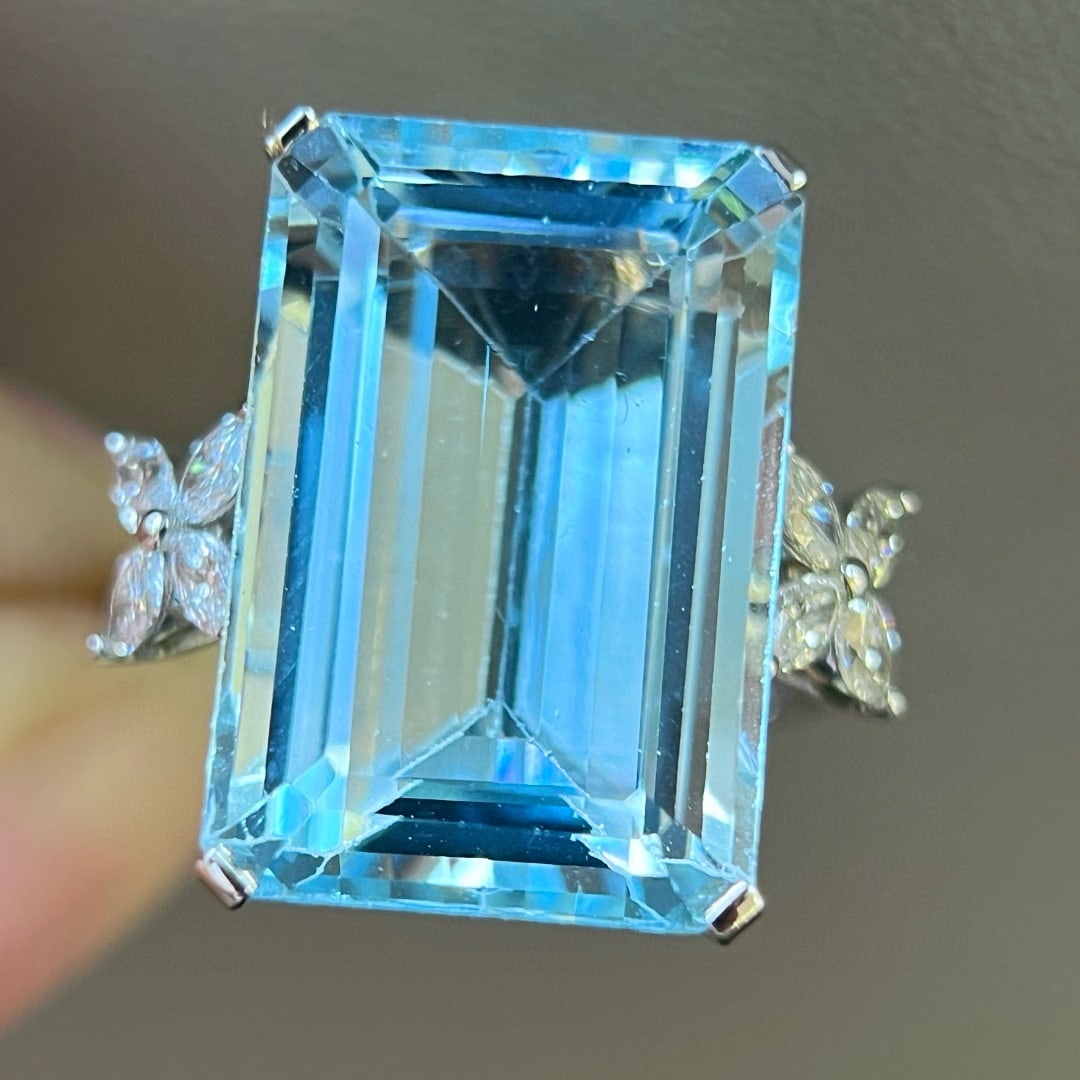 14k Gold 11.76 Ctw Natural Aquamarine & Diamond Ring: Ref:231068374 // gold content:14k gold // ring size:7. 25us // // main gemstone:aquamarine // shape:octagonal // carat weight:11. 36ct // color:blue // treatment:natural // // adjacent gemstone 2 : di