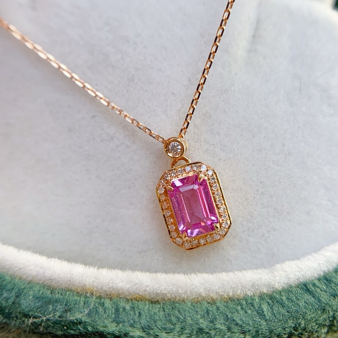 14k Gold 0.68 Ct Natural Padparadscha Sapphire & Diamond Necklace: Ref:231068384 // gold content:14k gold // main gemstone:padparadscha sapphire // shape:octagonal // carat weight:0. 68ct // color:orangish pink // treatment:natural // // adjacent gemstone 2 :