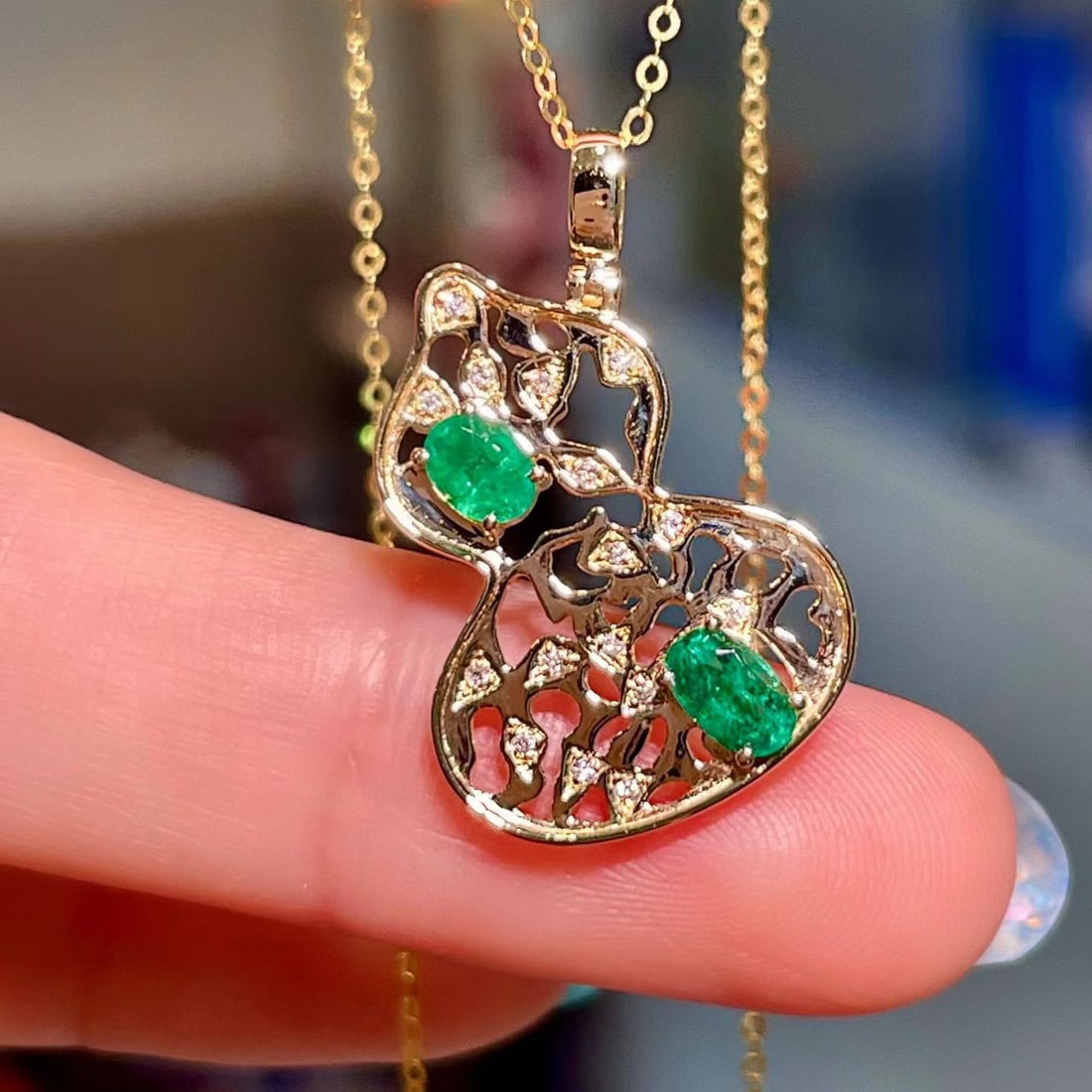 14k Gold 0.47 Ct Natural Emerald & Diamond Pendant( Without Chain ): Ref:231068397 // gold content:14k gold // main gemstone:emerald // shape:oval // carat weight:0. 47ct // color:green // treatment:natural // // adjacent gemstone 2 : diamond // shape:round //