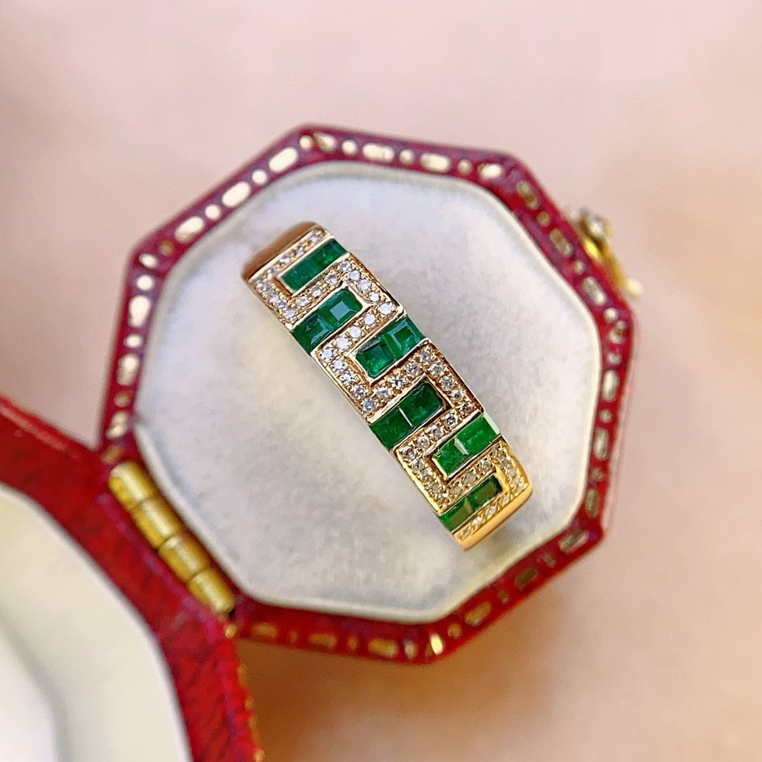 14k Gold 0.80 Ct Vivid Green Natural Emerald & Diamond Ring: Ref:231068440 // gold content:14k gold // ring size:7. 25us // // main gemstone:emerald // shape:square // carat weight:0. 80ct // color:vivid green // treatment:natural // // adjacent gemstone 2