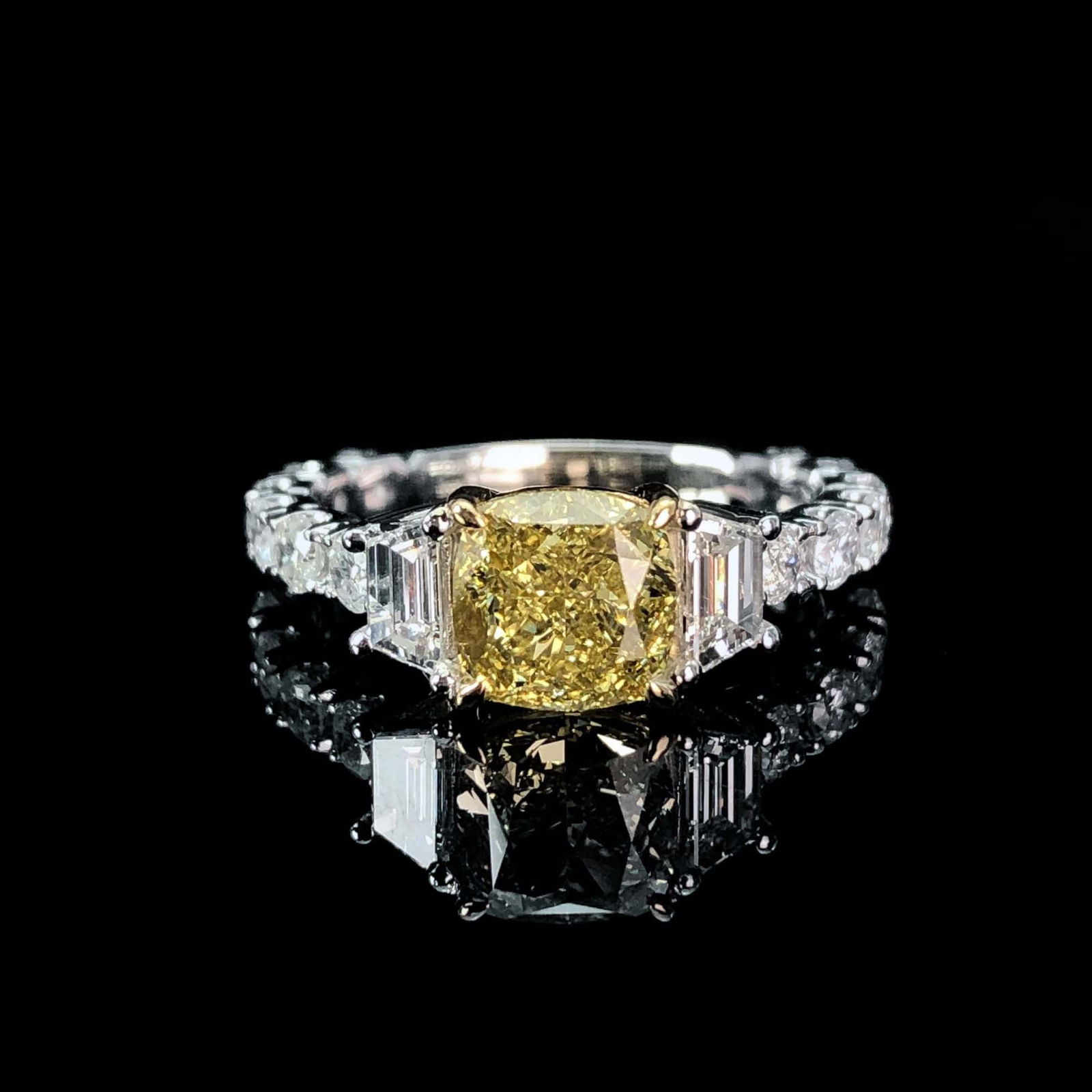 Gia Certified 14k Gold 3.2 Ctw Natural Yellow Diamond & Diamond Ring: Ref:230969001 // gold content:14k gold // ring size:7. 25us // // main gemstone:yellow diamond // certified:gia // shape:cushion // carat weight:2ct // clarity grade:si1 // color:yellow //