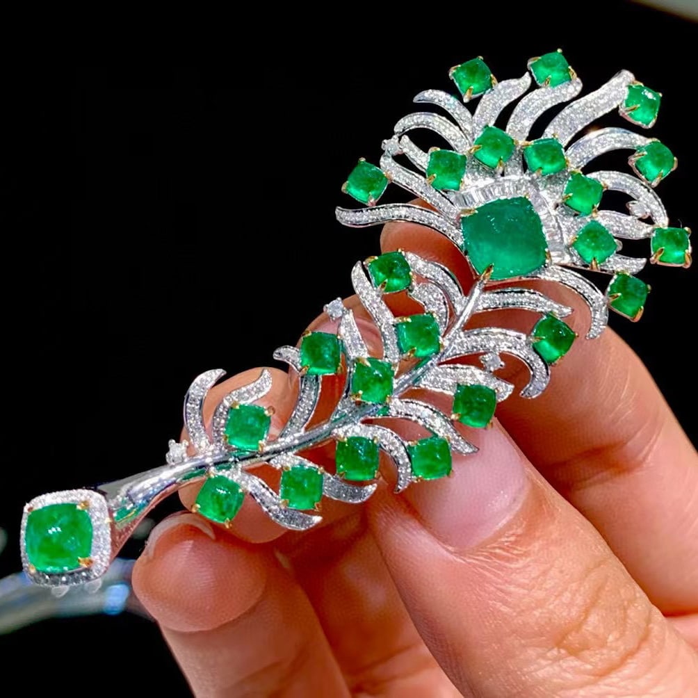 14k Gold 8.8 Ct Vivid Green Natural Emerald & Diamond Brooch/pendant( Without Chain ): Ref:230969005 // gold content:14k gold // main gemstone:emerald // shape:suger-loaf // carat weight:8. 8ct // color:vivid green // treatment:natural // // adjacent gemstone 2 : diamond //