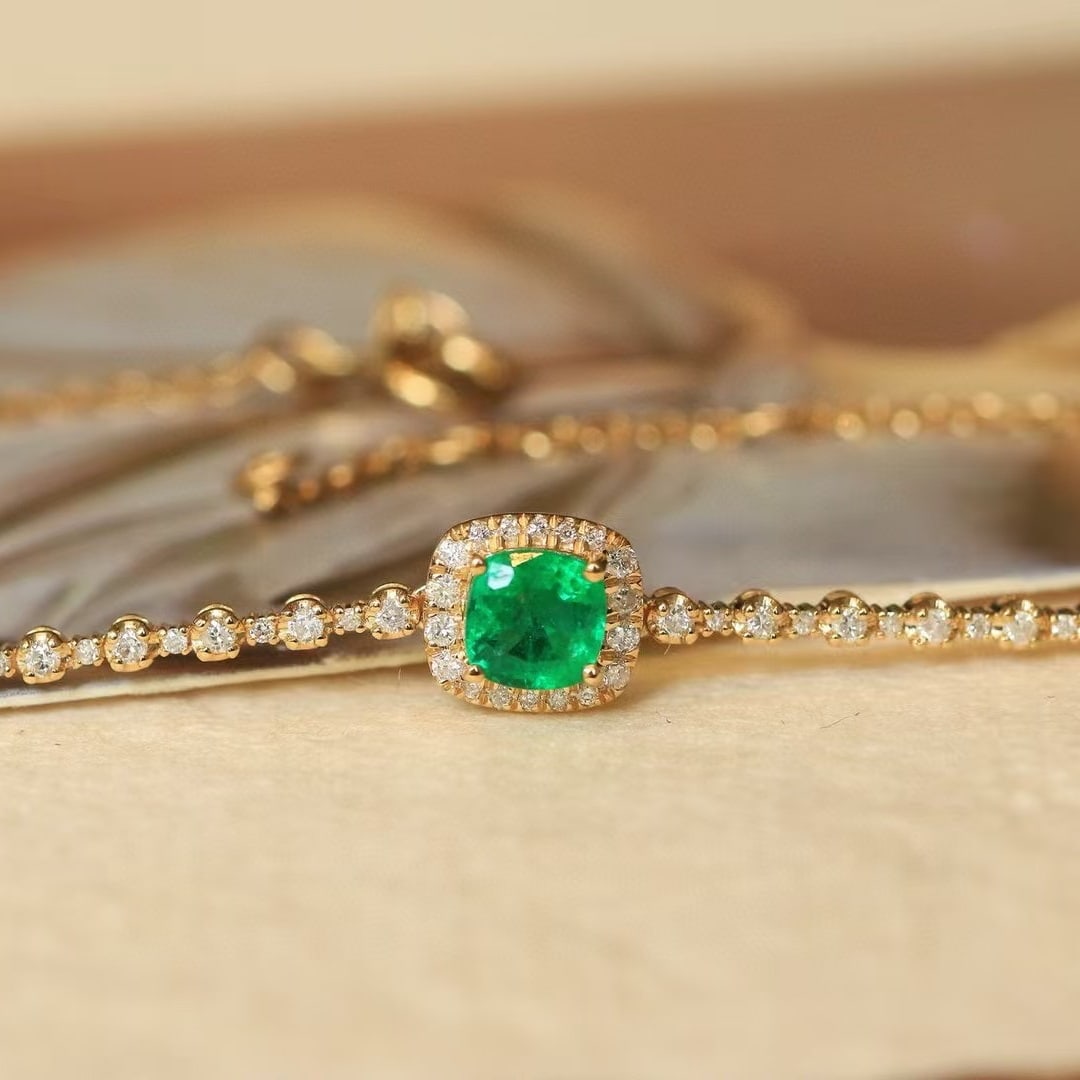 14k Gold 0.71 Ctw Vivid Green Natural Emerald & Diamond Bracelet: Ref:230969017 // gold content:14k gold // main gemstone:emerald // shape:cushion // carat weight:0. 5ct // color:vivid green // treatment:natural // // adjacent gemstone 2 : diamond // shape:round
