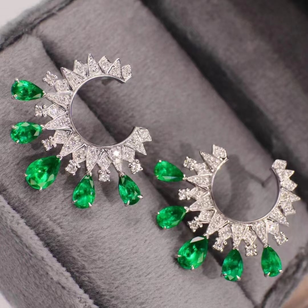 14k Gold 3.00 Ctw Vivid Green Natural Emerald & Diamond Earrings: Ref:230969041 // gold content:14k gold // main gemstone:emerald // shape:pear // carat weight:2. 5ct // color:vivid green // treatment:natural // // adjacent gemstone 2 : diamond // shape:round // car