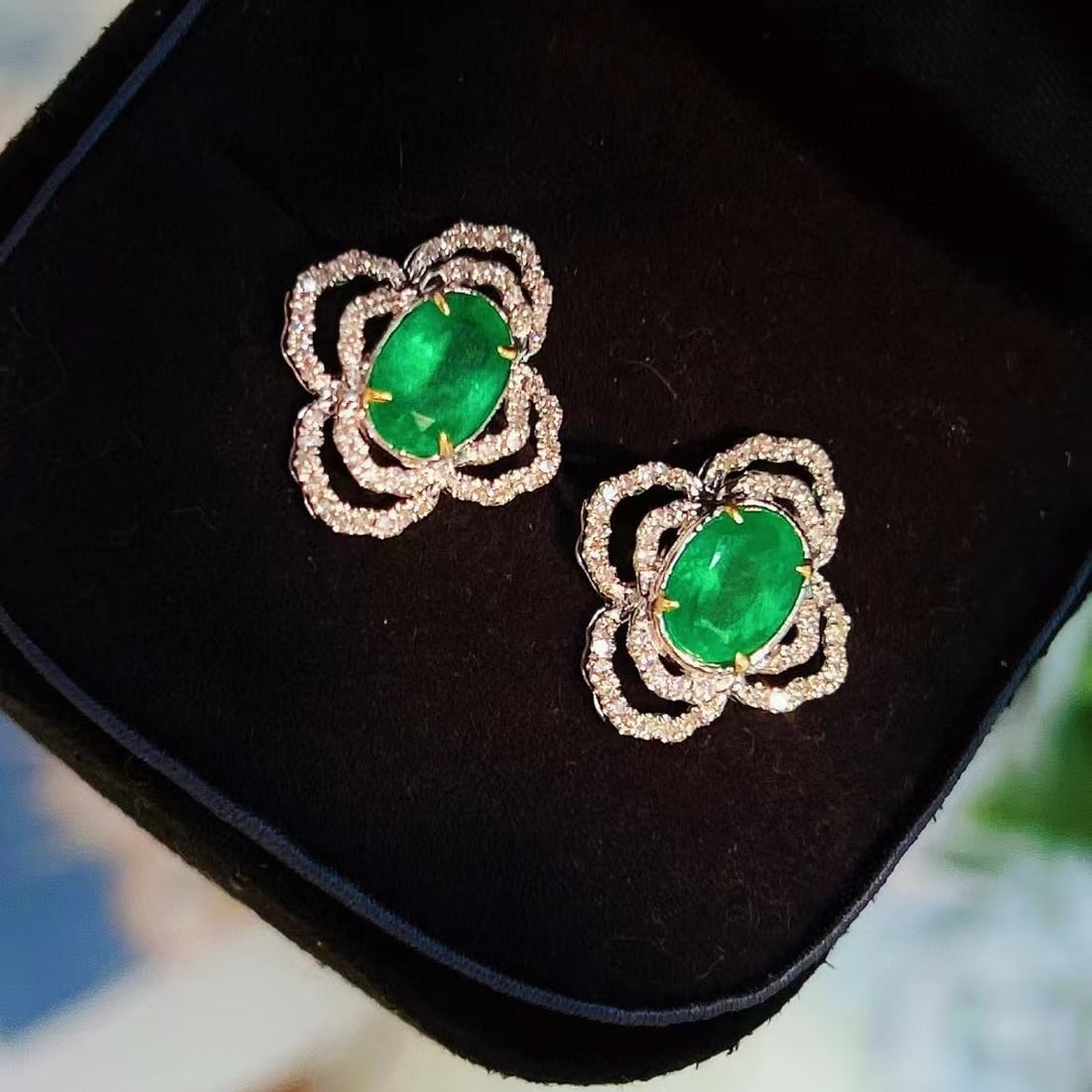 14k Gold 1.1 Ct Vivid Green Natural Emerald & Diamond Earrings: Ref:230969043 // gold content:14k gold // main gemstone:emerald // shape:oval // carat weight:1. 1ct // color:vivid green // treatment:natural // // adjacent gemstone 2 : diamond // shape:round // cla