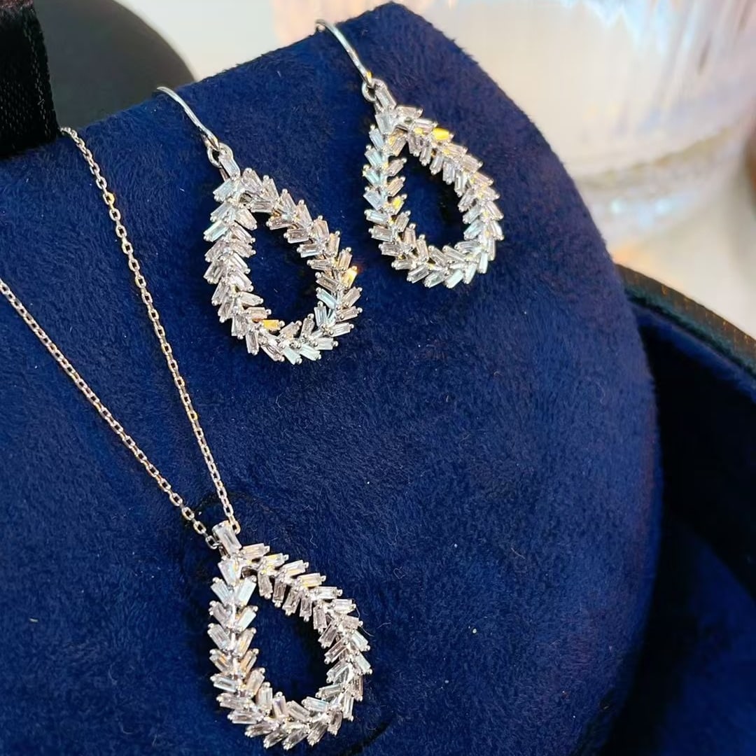 14k Gold 0.90 Ctw Natural H Diamond Jewelry Set: Ref:230969050 // gold content:14k gold // earrings // main gemstone:diamond // shape:baguette // carat weight:0. 60ct // clarity grade:vs-si // color:h // treatment:natural // // necklace // main