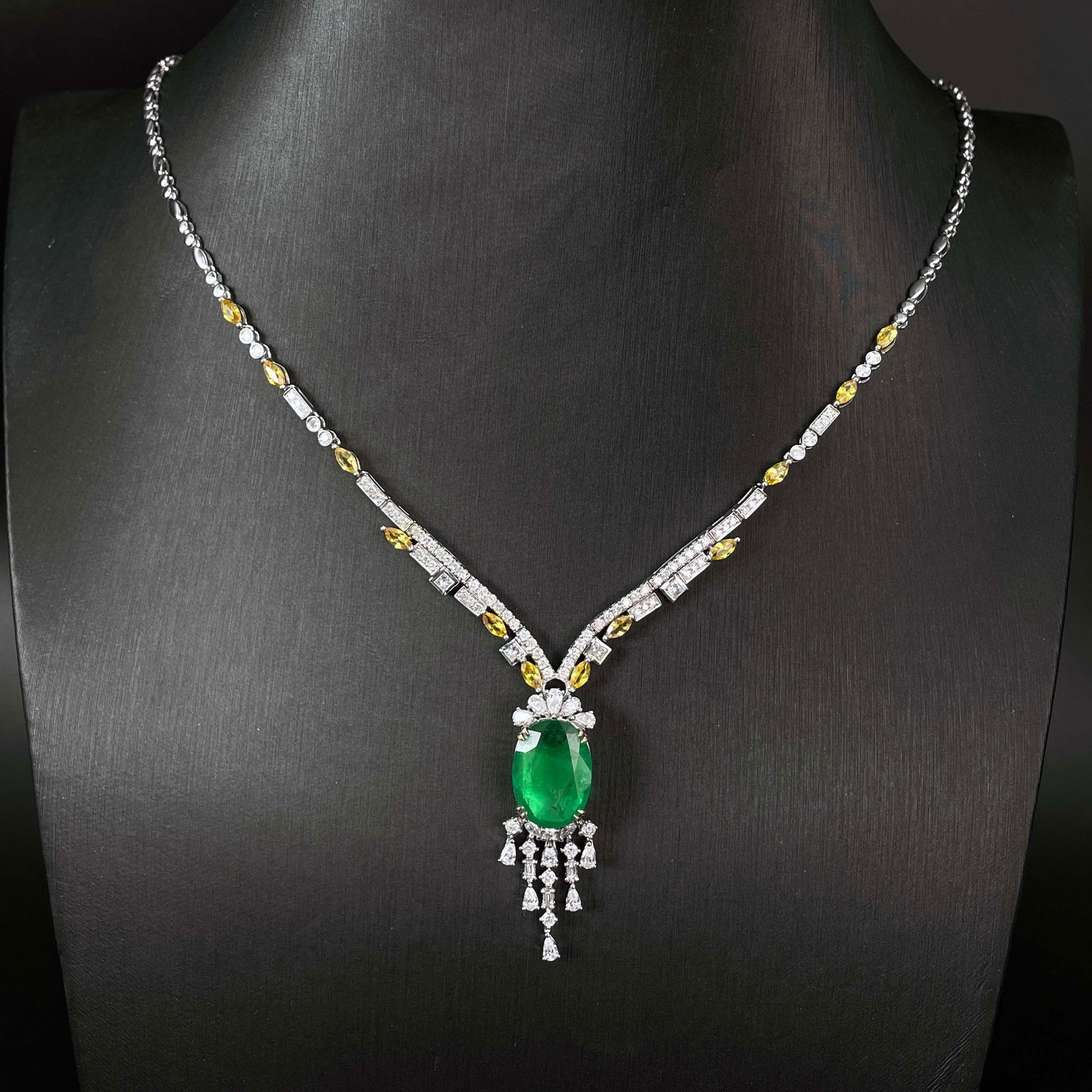 14k Gold 6.58 Ctw Vivid Green Natural Emerald & Diamond Necklace: Ref:230969068 // gold content:14k gold // main gemstone:emerald // shape:oval // carat weight:5. 08ct // color:vivid green // treatment:natural // // adjacent gemstone 2 : diamond // shape:multiply