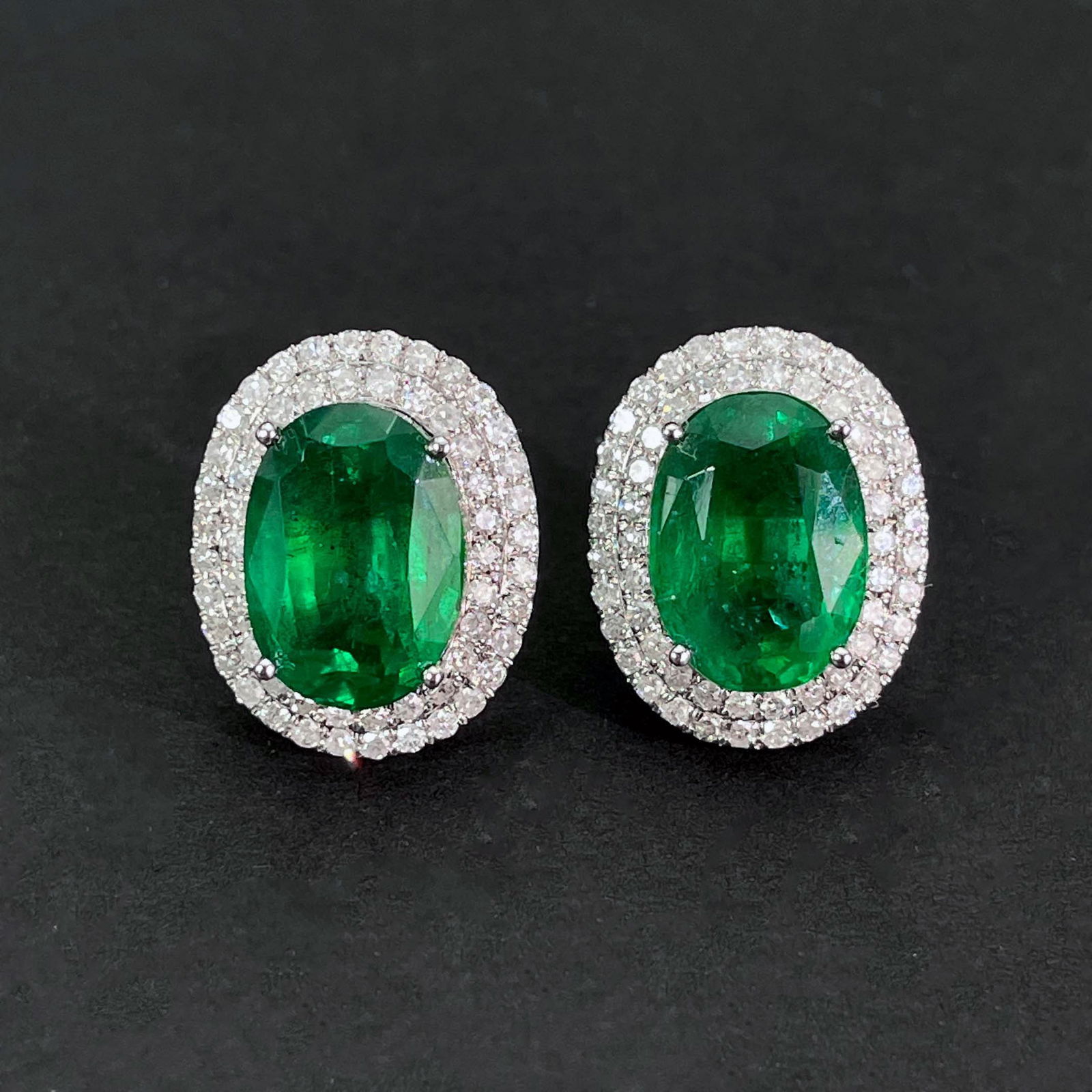 14k Gold 9.8 Ctw Vivid Green Natural Emerald & Diamond Earrings: Ref:230969069 // gold content:14k gold // main gemstone:emerald // shape:oval // carat weight:8. 8ct // color:vivid green // treatment:natural // // adjacent gemstone 2 : diamond // shape:round //