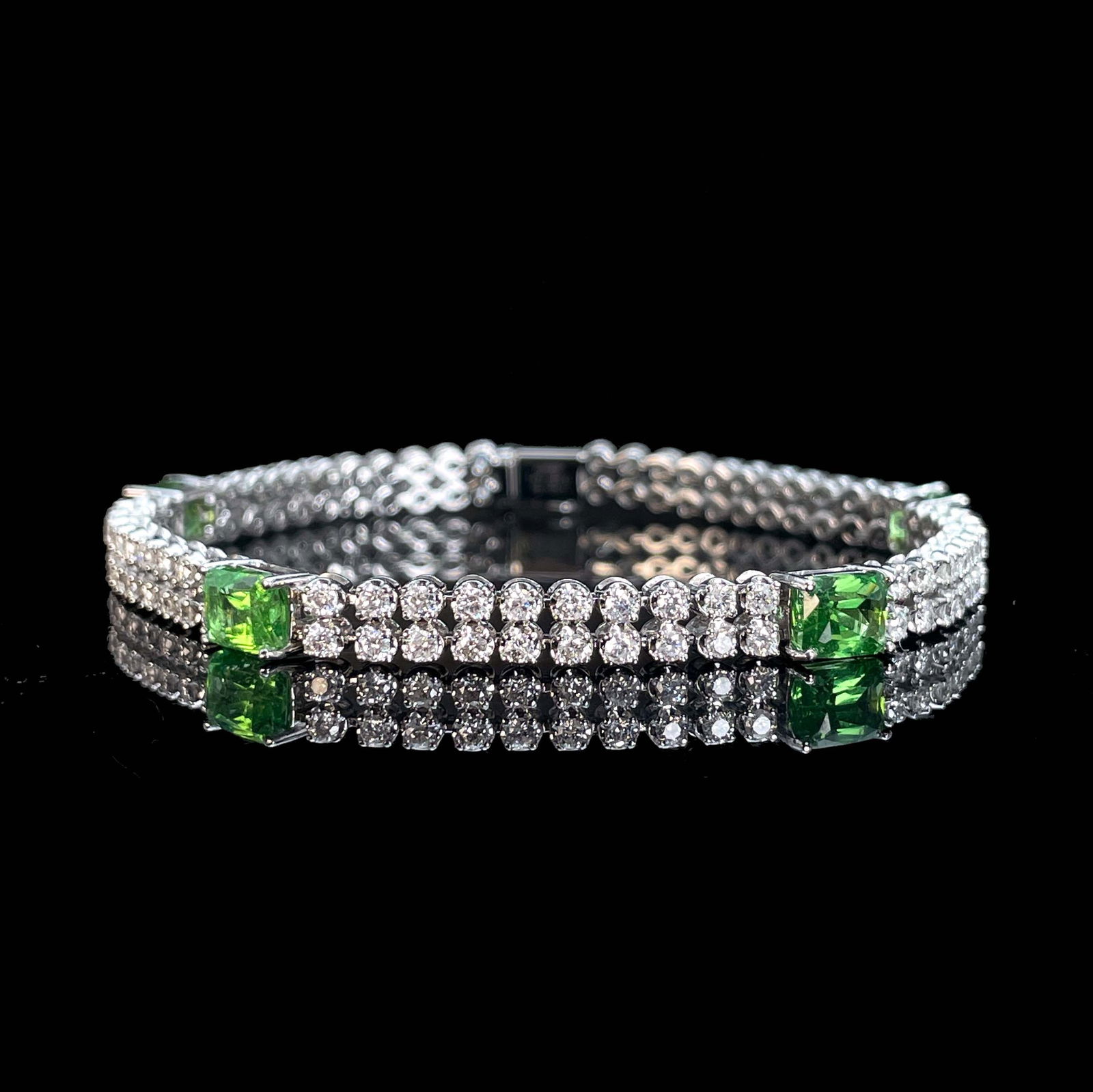 14k Gold 5.59 Ctw Natural Tsavorite & Diamond Bracelet: Ref:230969075 // gold content:14k gold // main gemstone:tsavorite // shape:octagonal // carat weight:3. 26ct // color:green // treatment:natural // // adjacent gemstone 2 : diamond // shape:round
