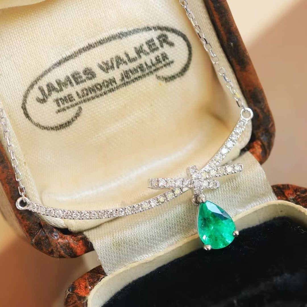 14k Gold 0.83 Ctw Natural Emerald & Diamond Necklace: Ref:230969093 // gold content:14k gold // main gemstone:emerald // shape:pear // carat weight:0. 62ct // color:green // treatment:natural // // adjacent gemstone 2 : diamond // shape:round // carat