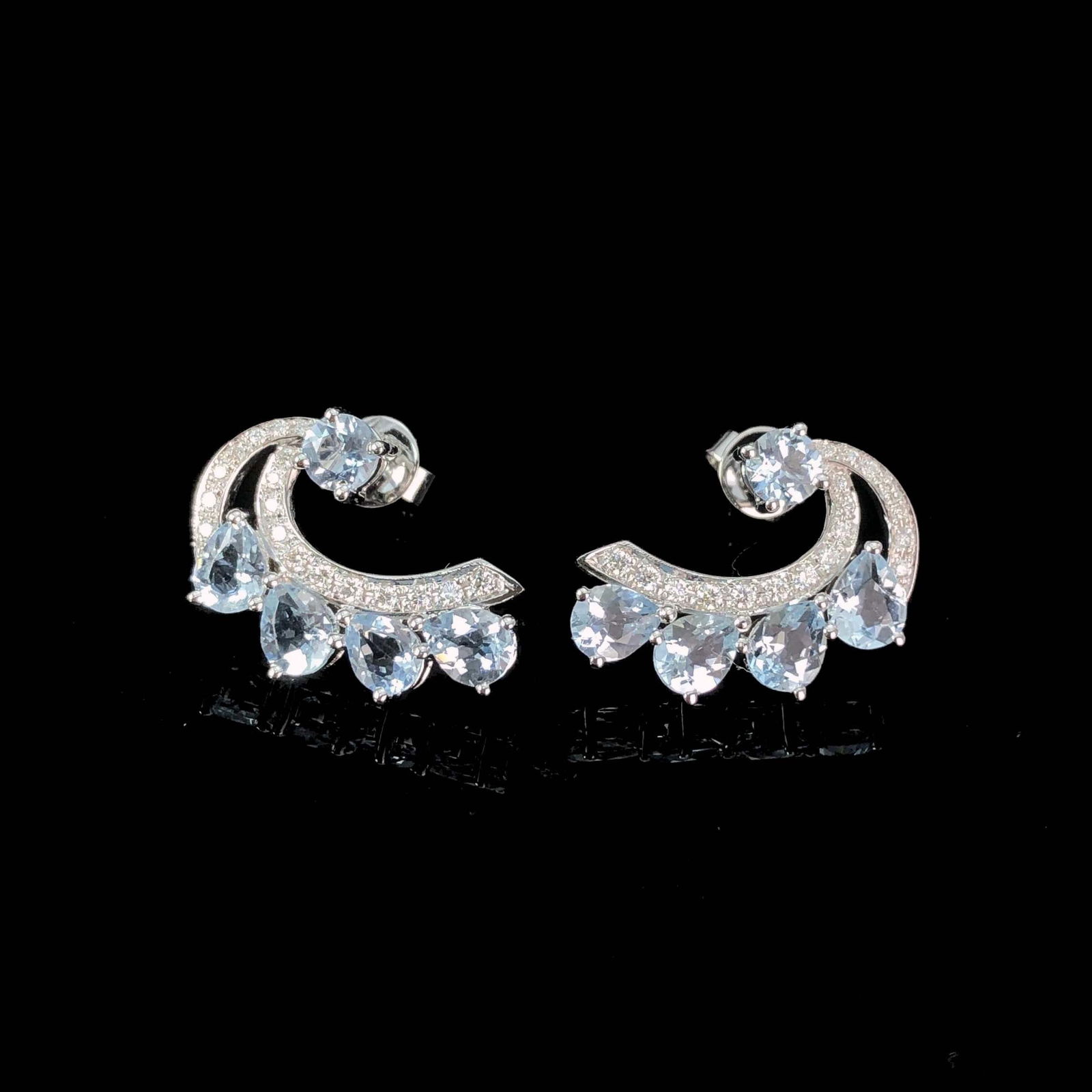 14k Gold 1.46 Ctw Natural Aquamarine & Diamond Earrings: Ref:230969101 // gold content:14k gold // main gemstone:aquamarine // shape:multiply // carat weight:1. 24ct // color:blue // treatment:natural // // adjacent gemstone 2 : diamond // shape:round //