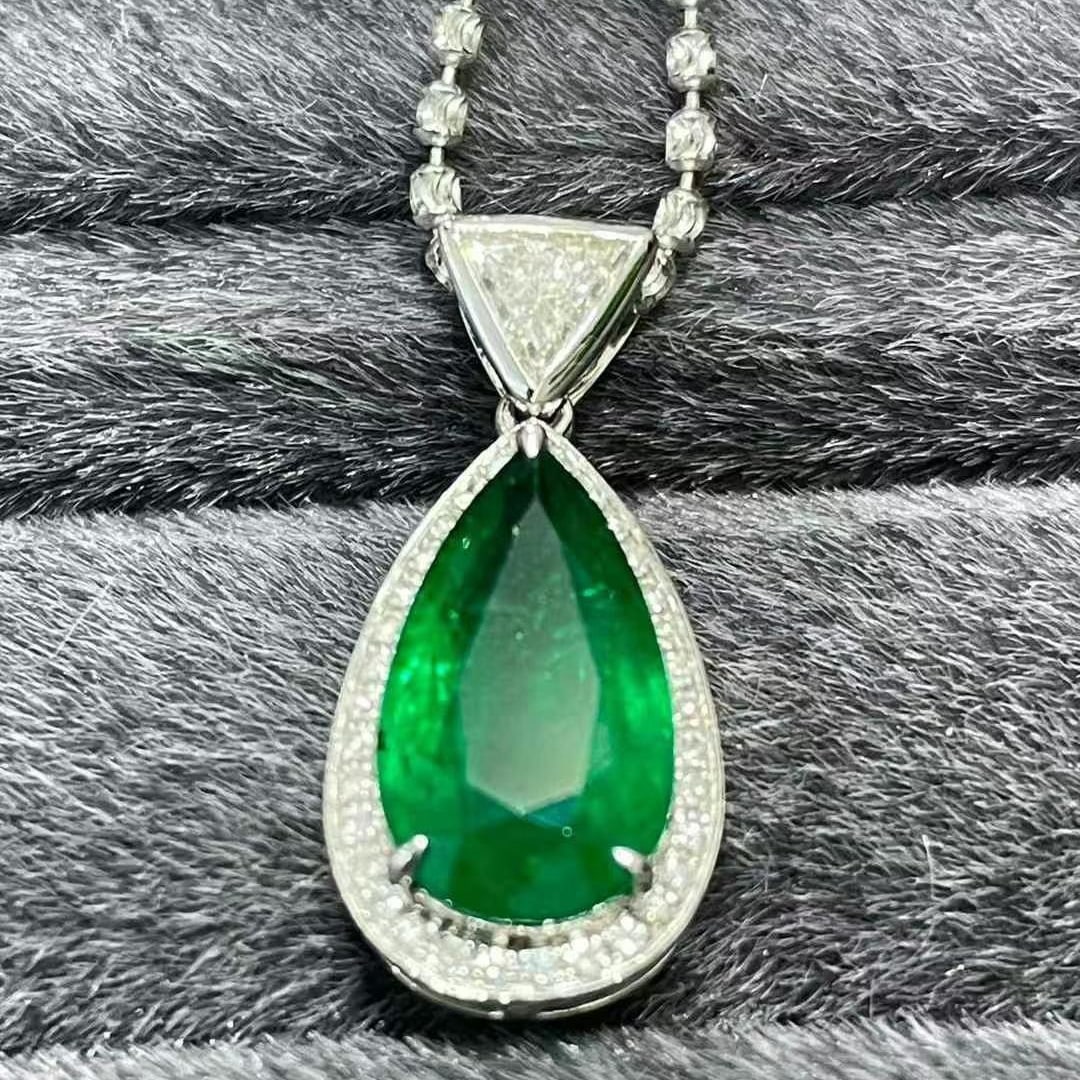 14k Gold 3 Ct Vivid Green Natural Emerald & Diamond Pendant( Without Chain ): Ref:230969122 // gold content:14k gold // main gemstone:emerald // shape:pear // carat weight:3ct // color:vivid green // treatment:natural // // adjacent gemstone 2 : diamond // shape:multiply //